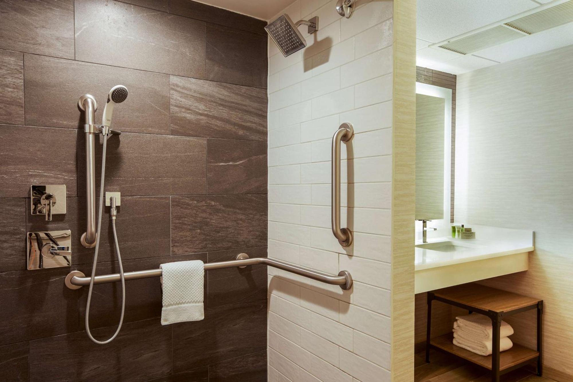Habitación con ducha de transferencia - Cama extragrande - Adaptada para personas con movilidad reducida