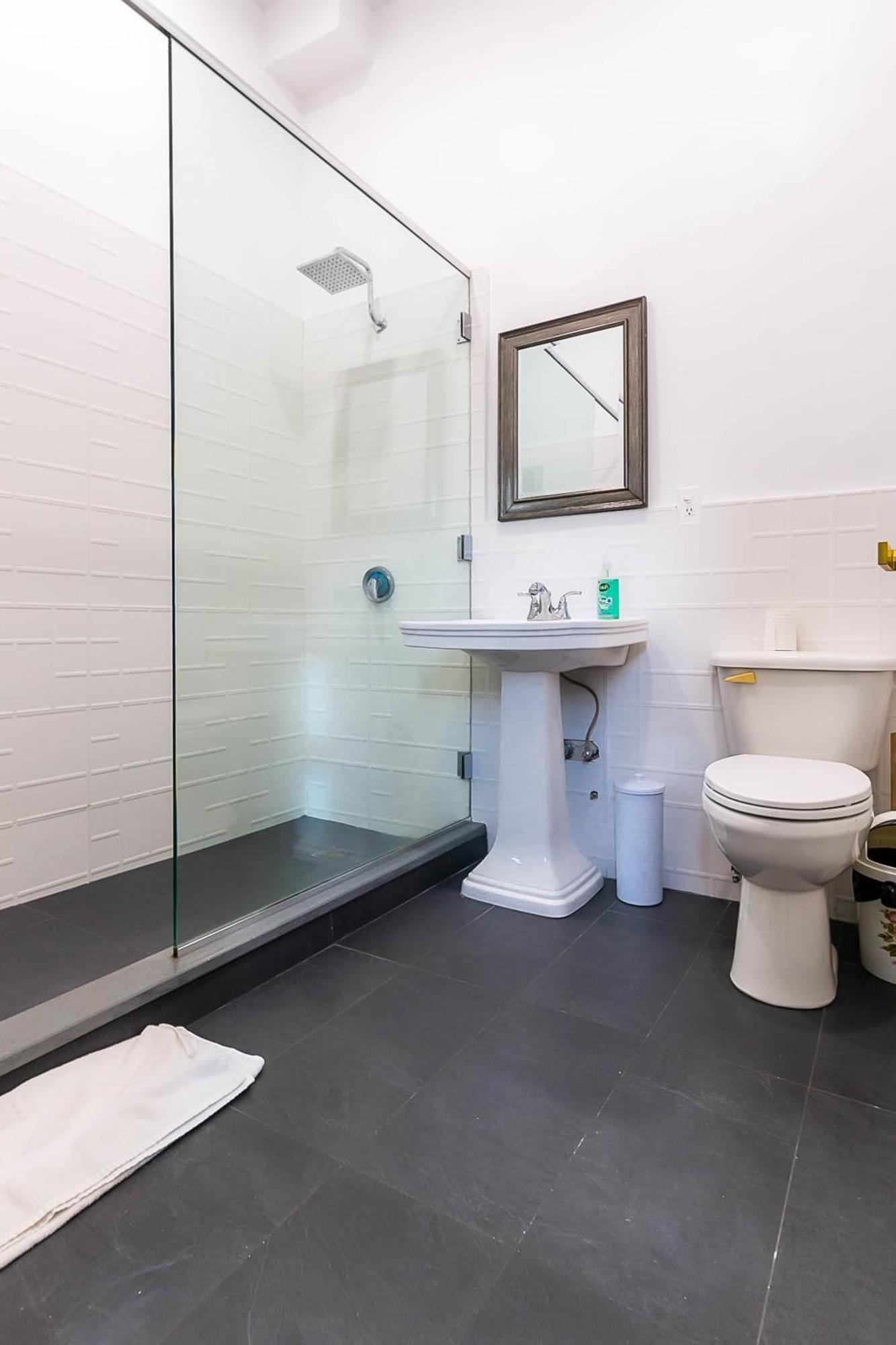 Single Bed 4-Bed Female Dormitory Private Bathroom