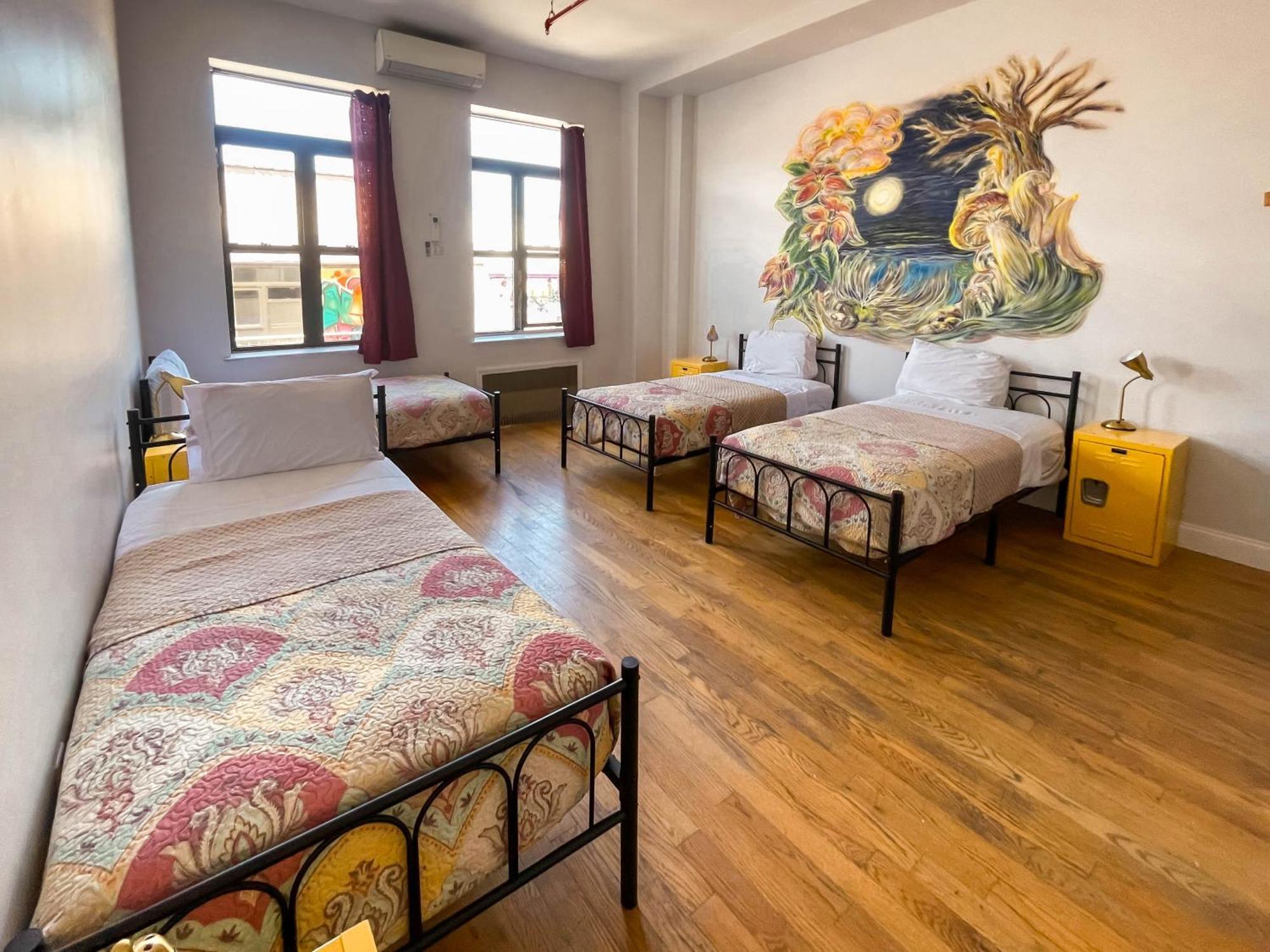 Single Bed 4-Bed Female Dormitory Private Bathroom