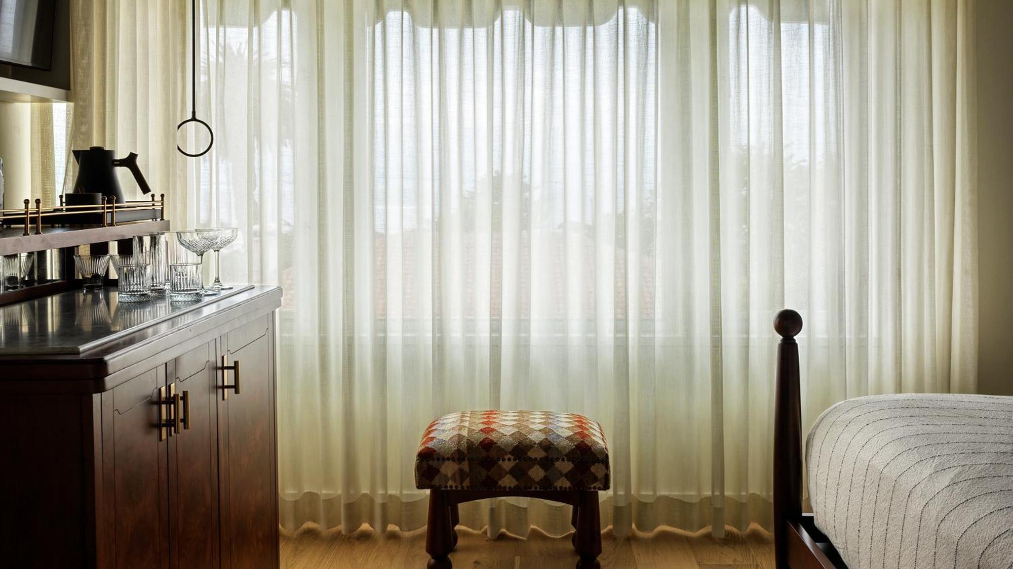 Quarto com Cama King-size e Vista do Mar