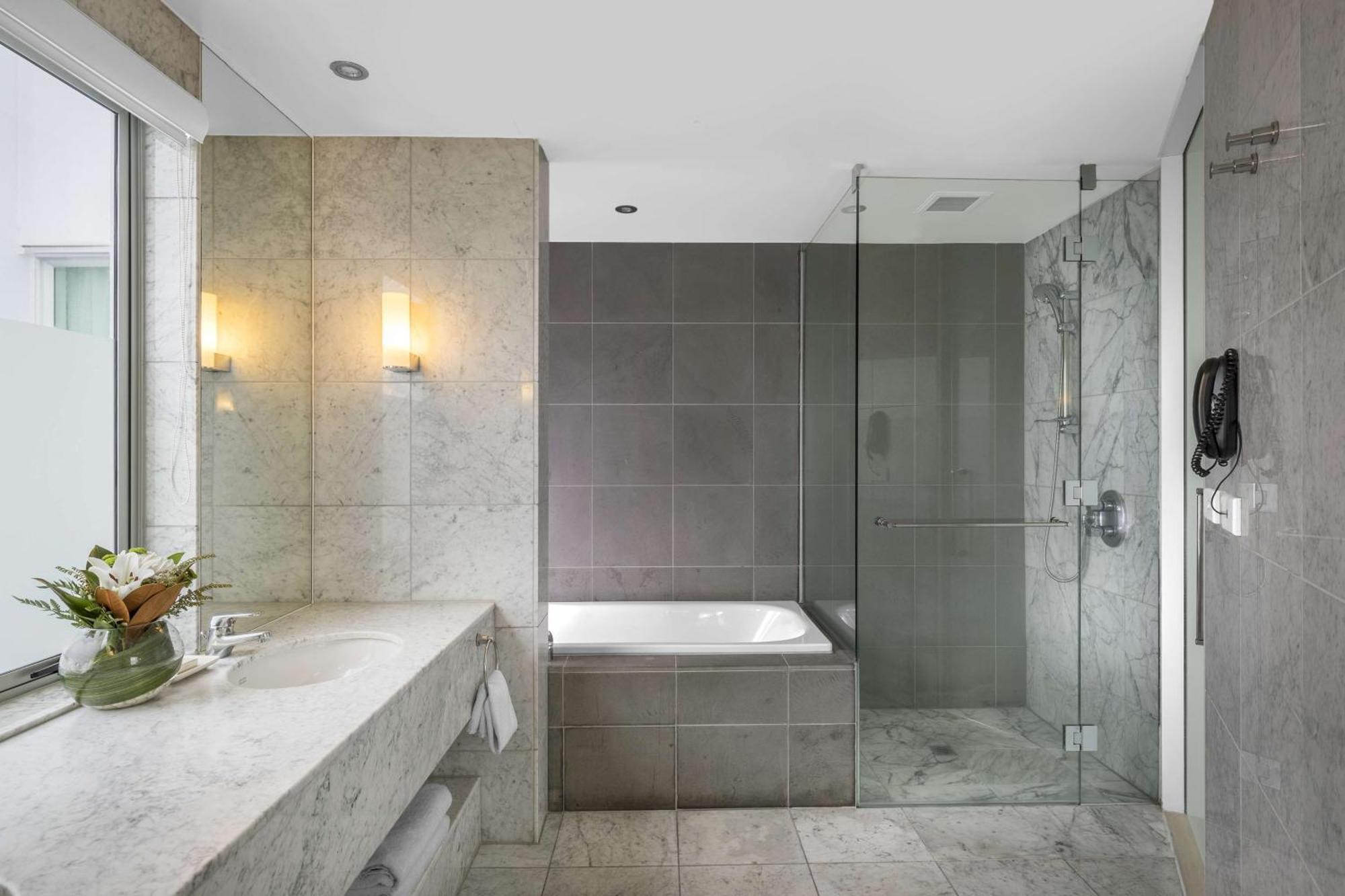 Quarto com Cama King-size e Vista do Porto