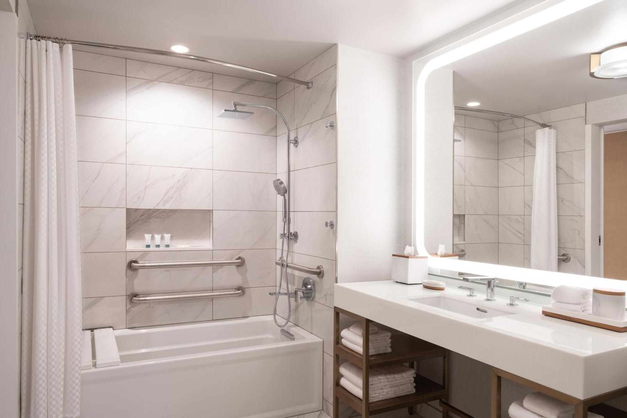 Habitación con sofá cama y bañera adaptada para personas con movilidad reducida - Cama extragrande