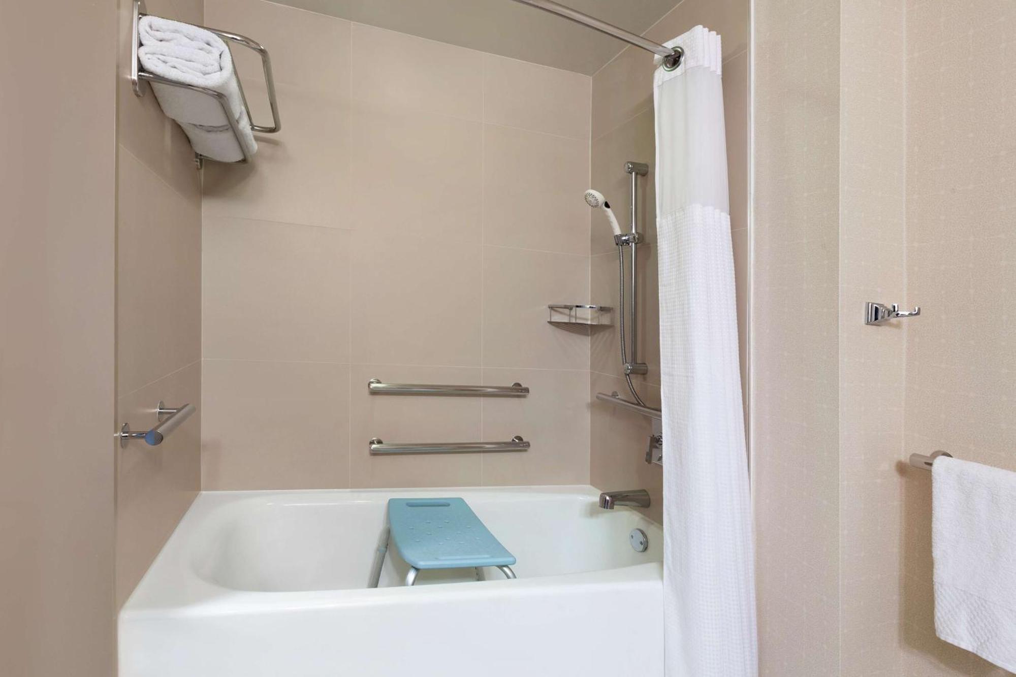 King Room with Mobility Accessible Tub and City View,1552441399:JPEG