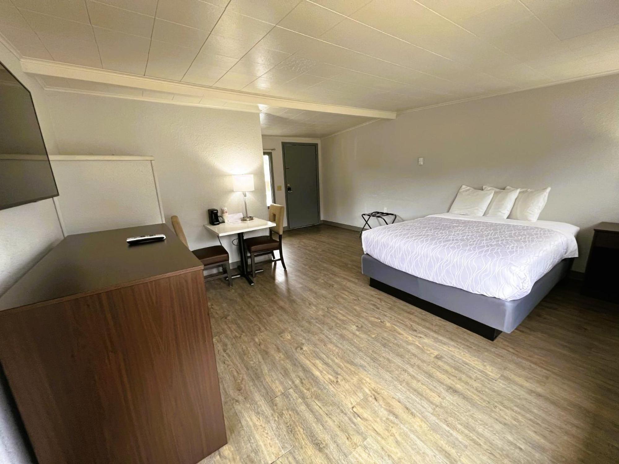 Queen Room,1556776867:JPEG