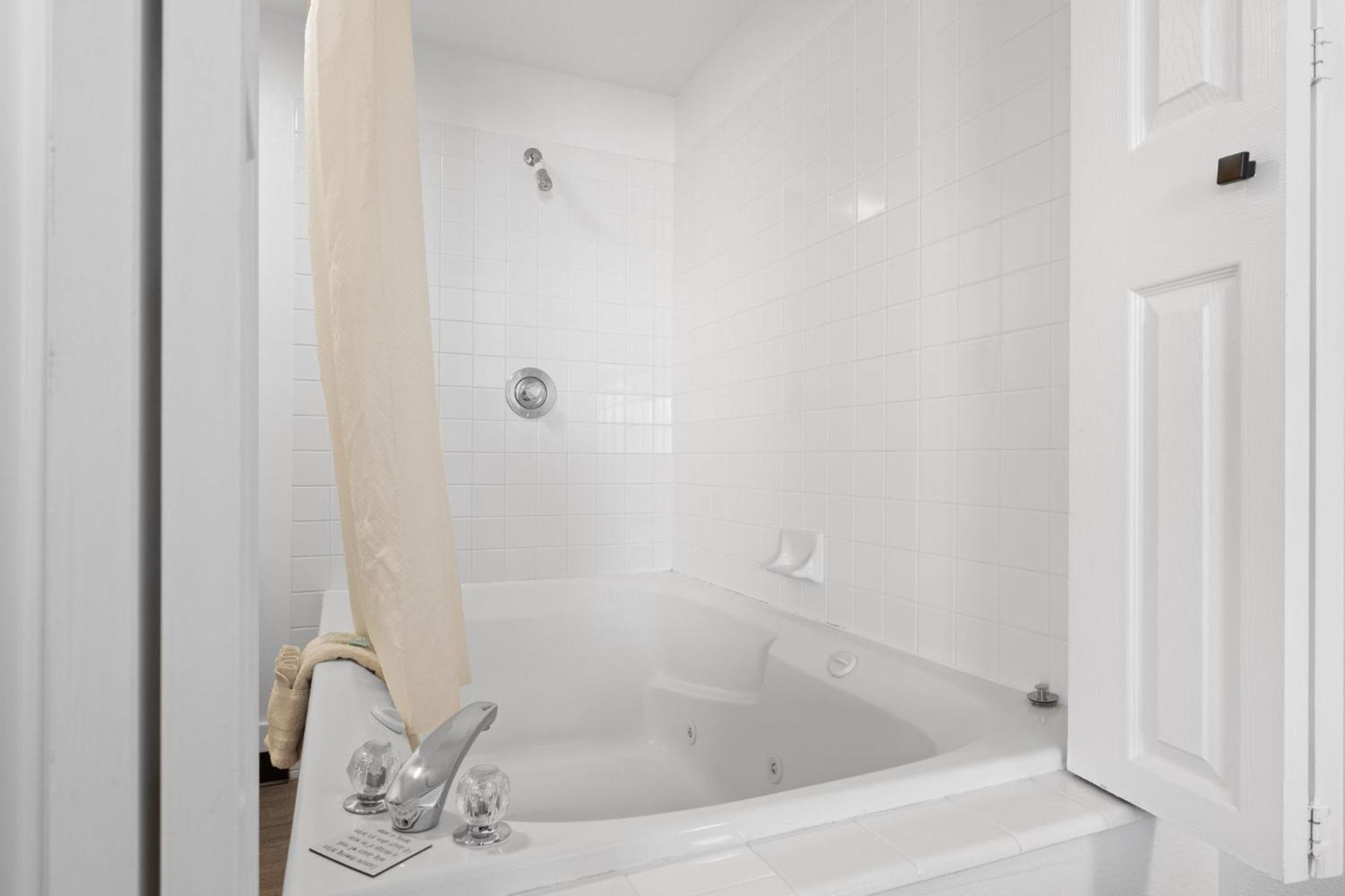 King Suite Spa Bath