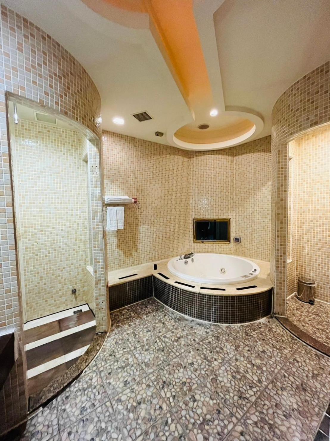 Round Double Bed with Spa Bath,1563371830:JPEG