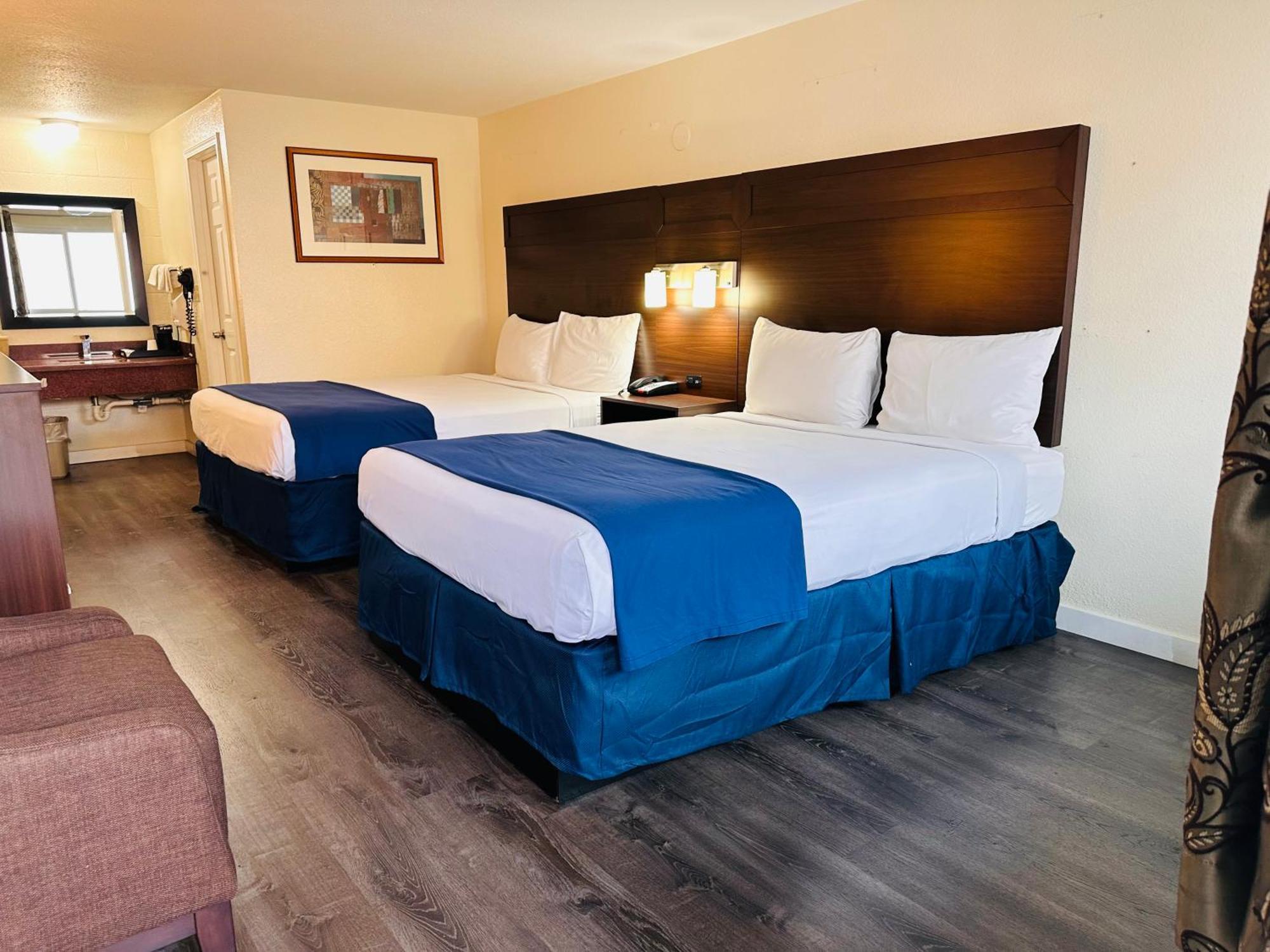 Queen Room with Two Queen Beds,1572703004:JPEG