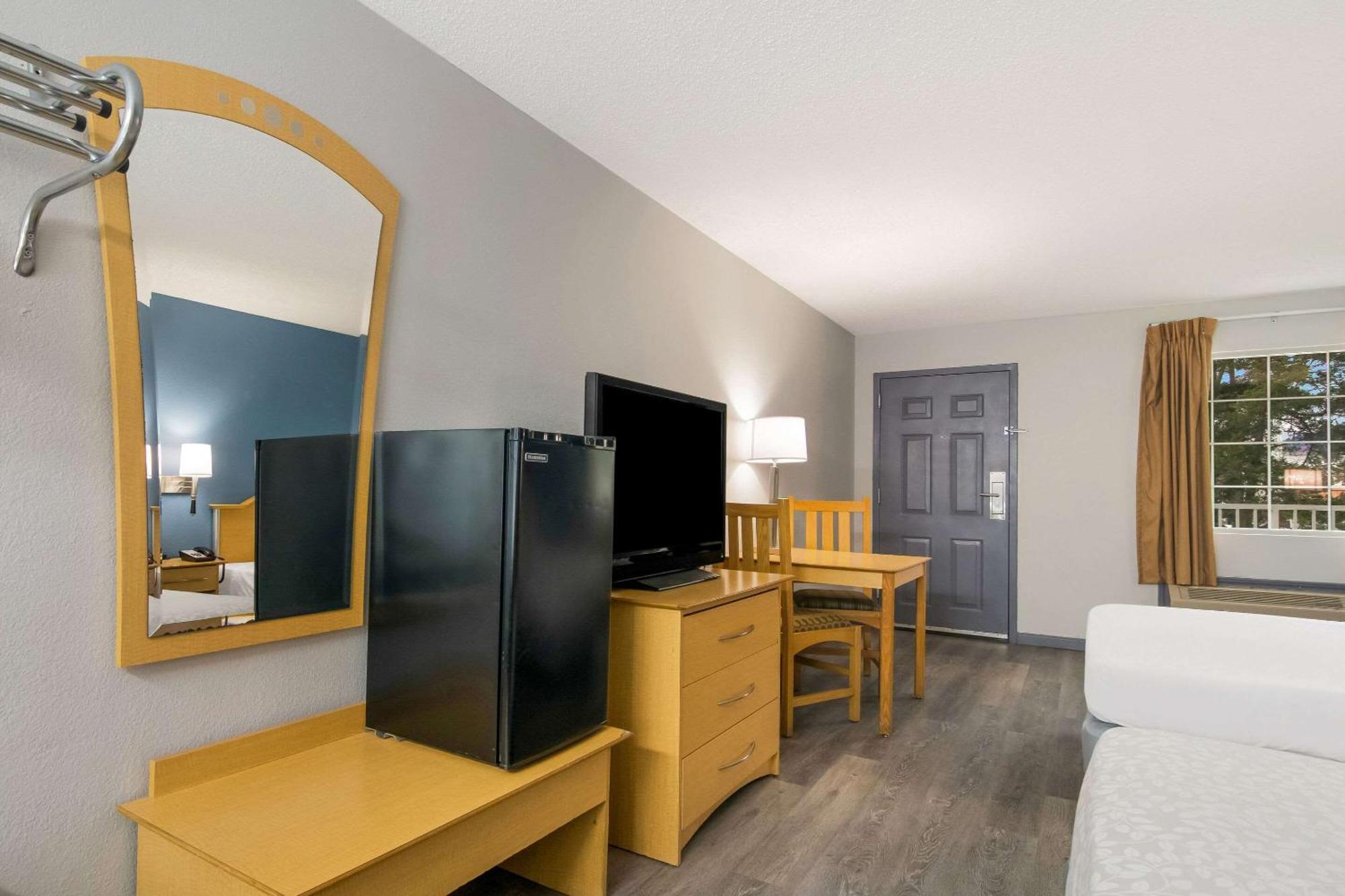 Queen Room with Two Queen Beds - Higher Floor