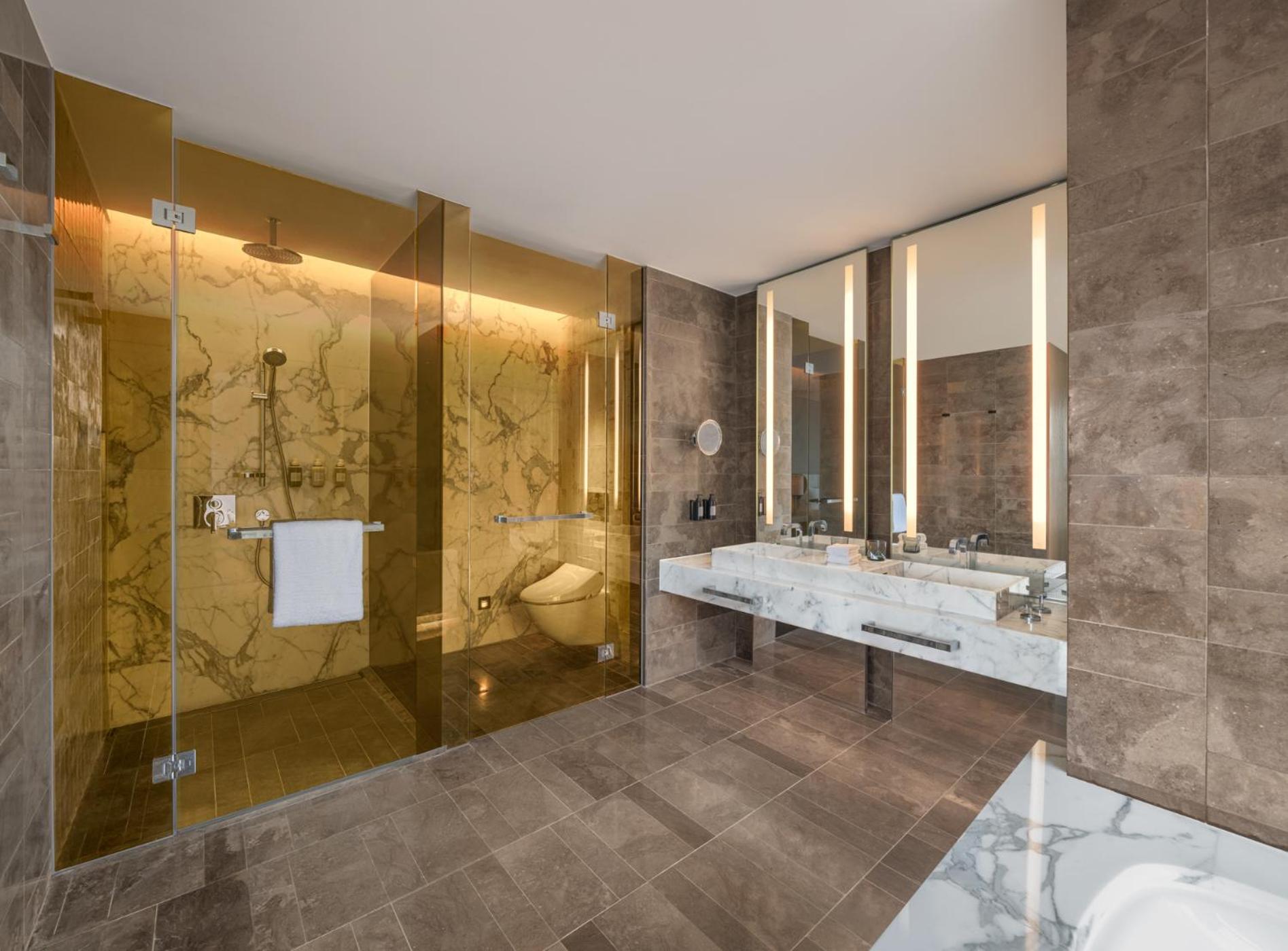 Marvelous Room 1 Bedroom Suite 1 King City view