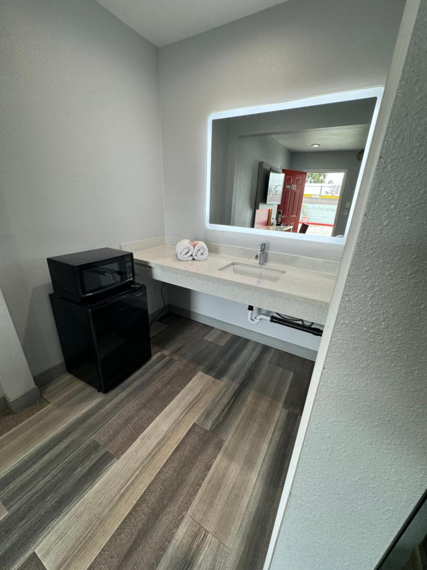 Queen Room,1586844976:JPEG
