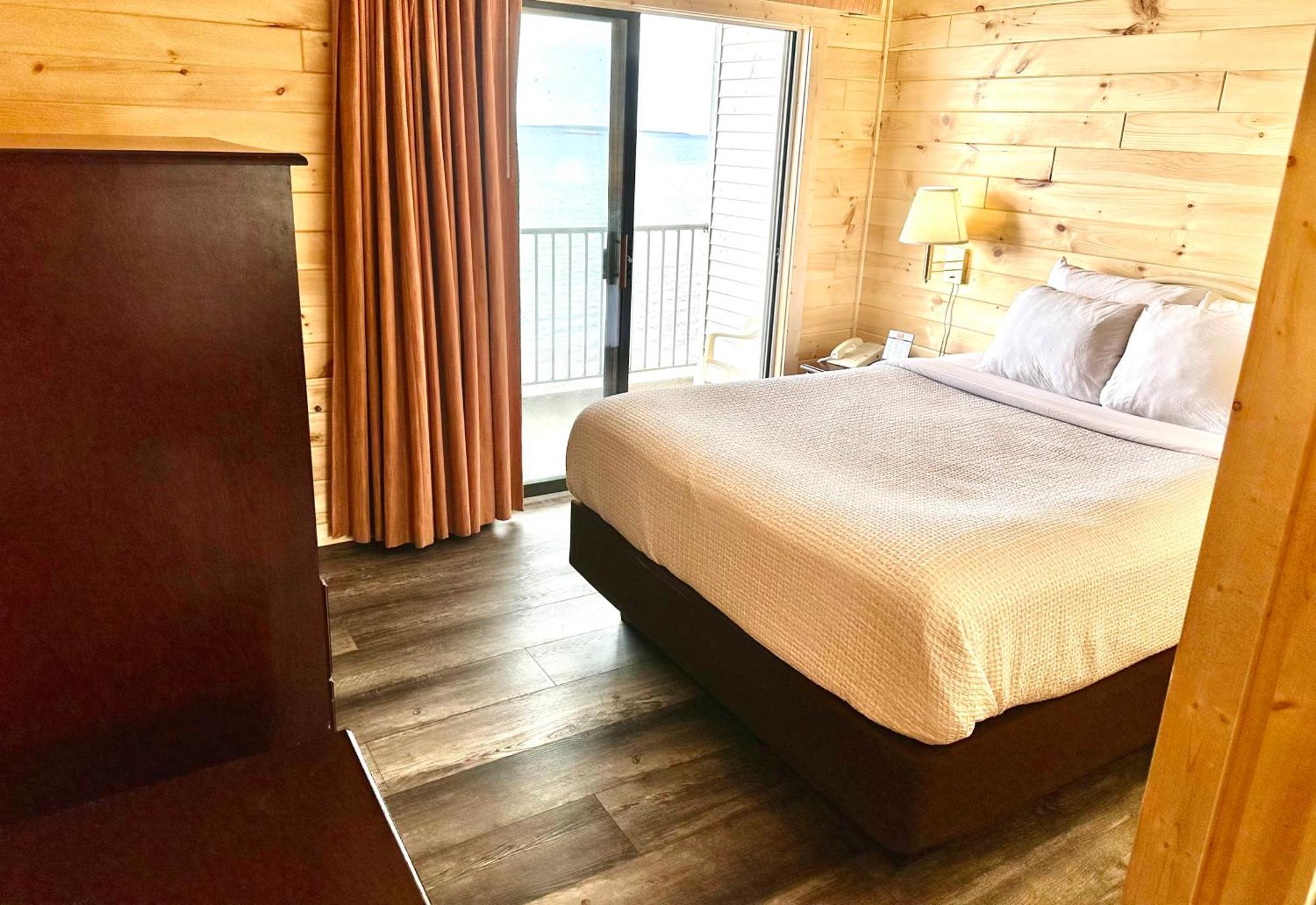 Two Queen Beds - Lake Front Bridgeview,1587511563:JPEG