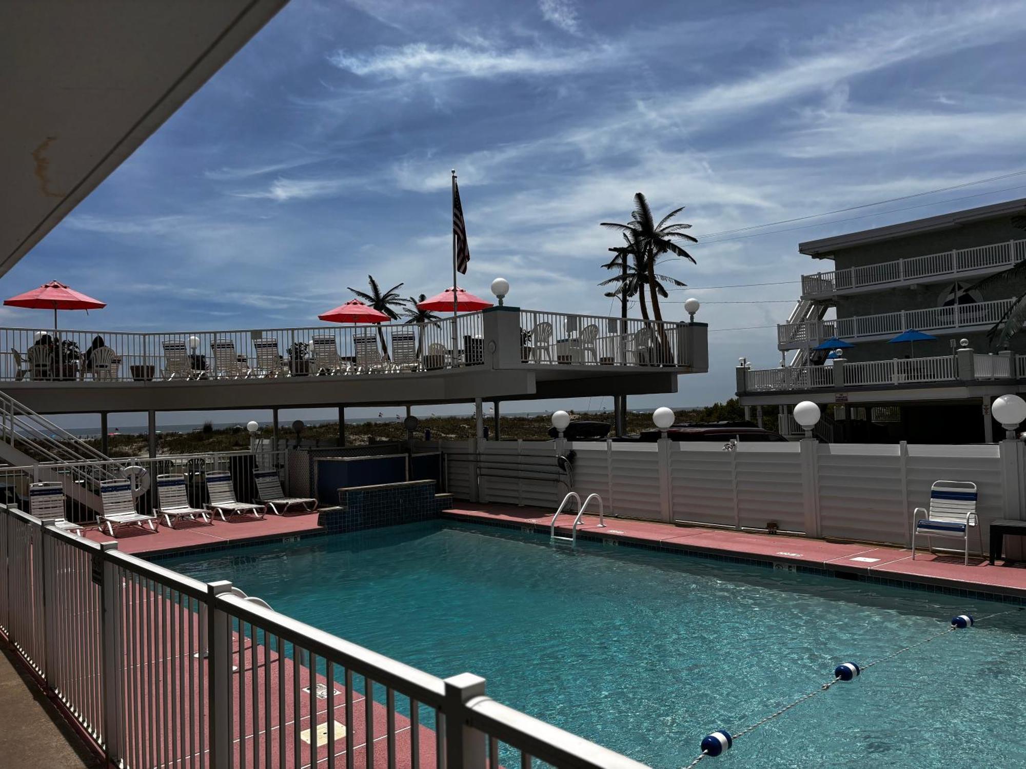 One Bedroom Suite a Queen Bed Double Bed Efficiency Partial Ocean View,1595413581:JPEG
