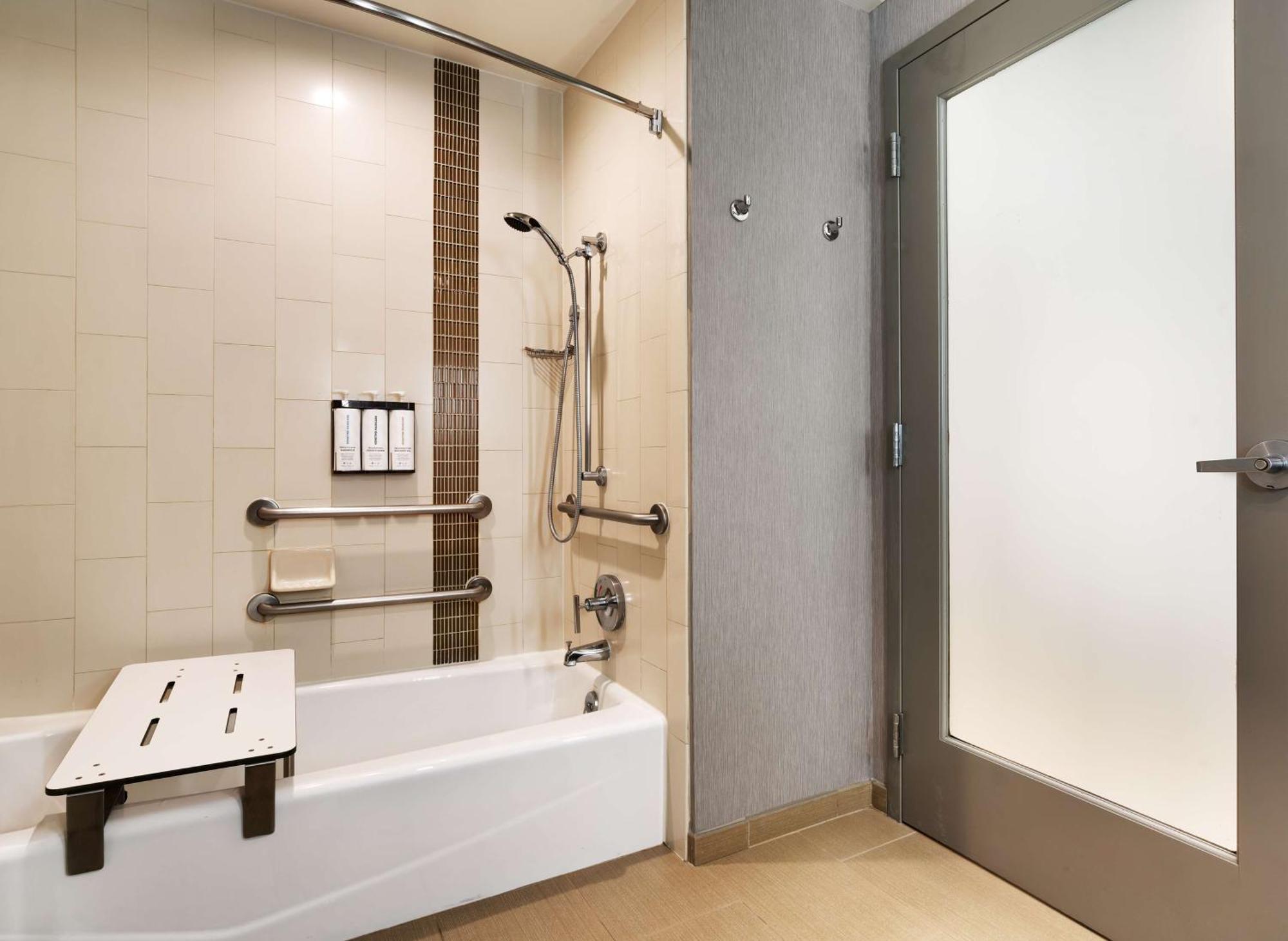 Habitación con sofá cama y bañera accesible - 2 camas grandes