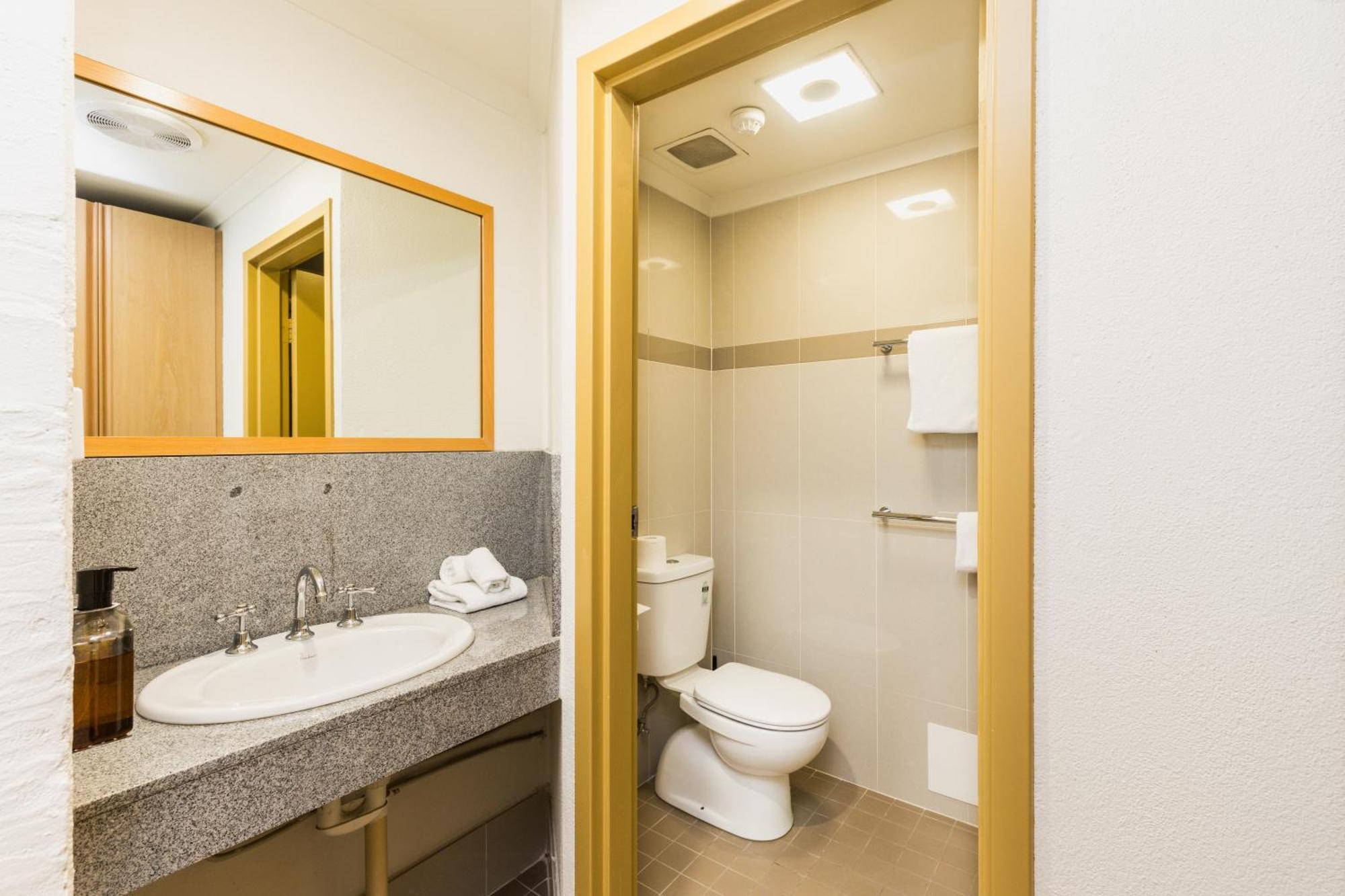Habitación con cama grande y balcón