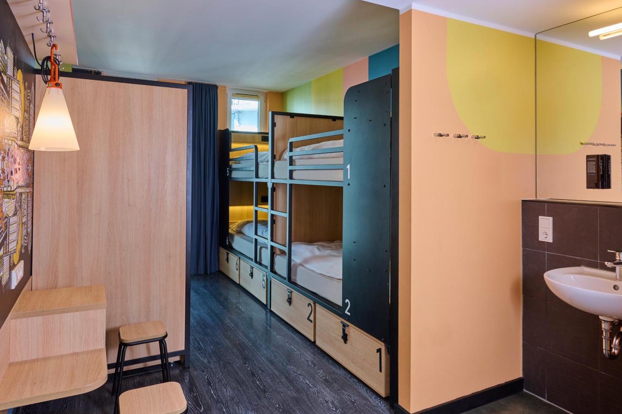 Bed 6-Bed Dormitory Room