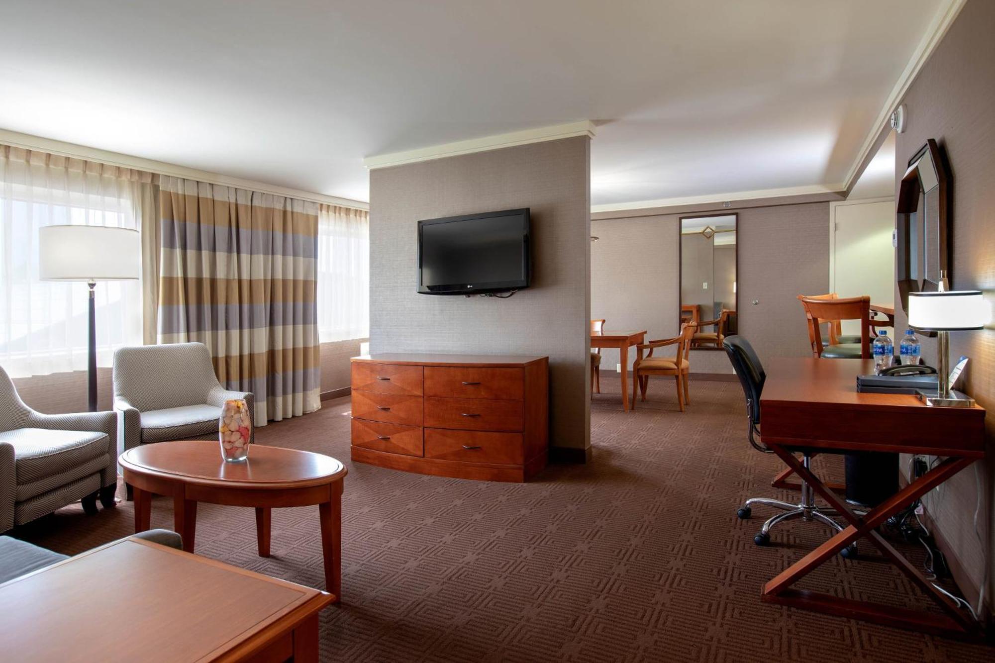 Concierge level Suite 1 King or 2 Queen,1608293435:JPEG