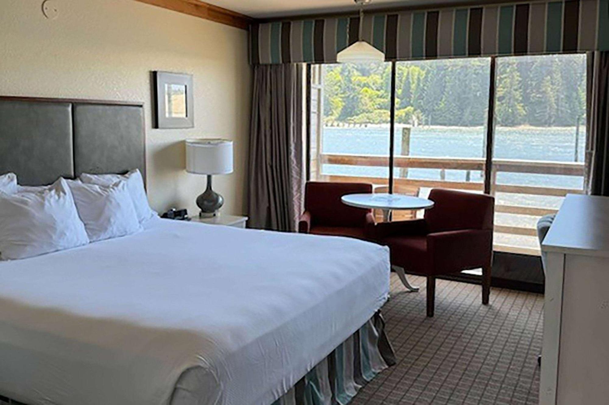King Room with River View - Non-Smoking