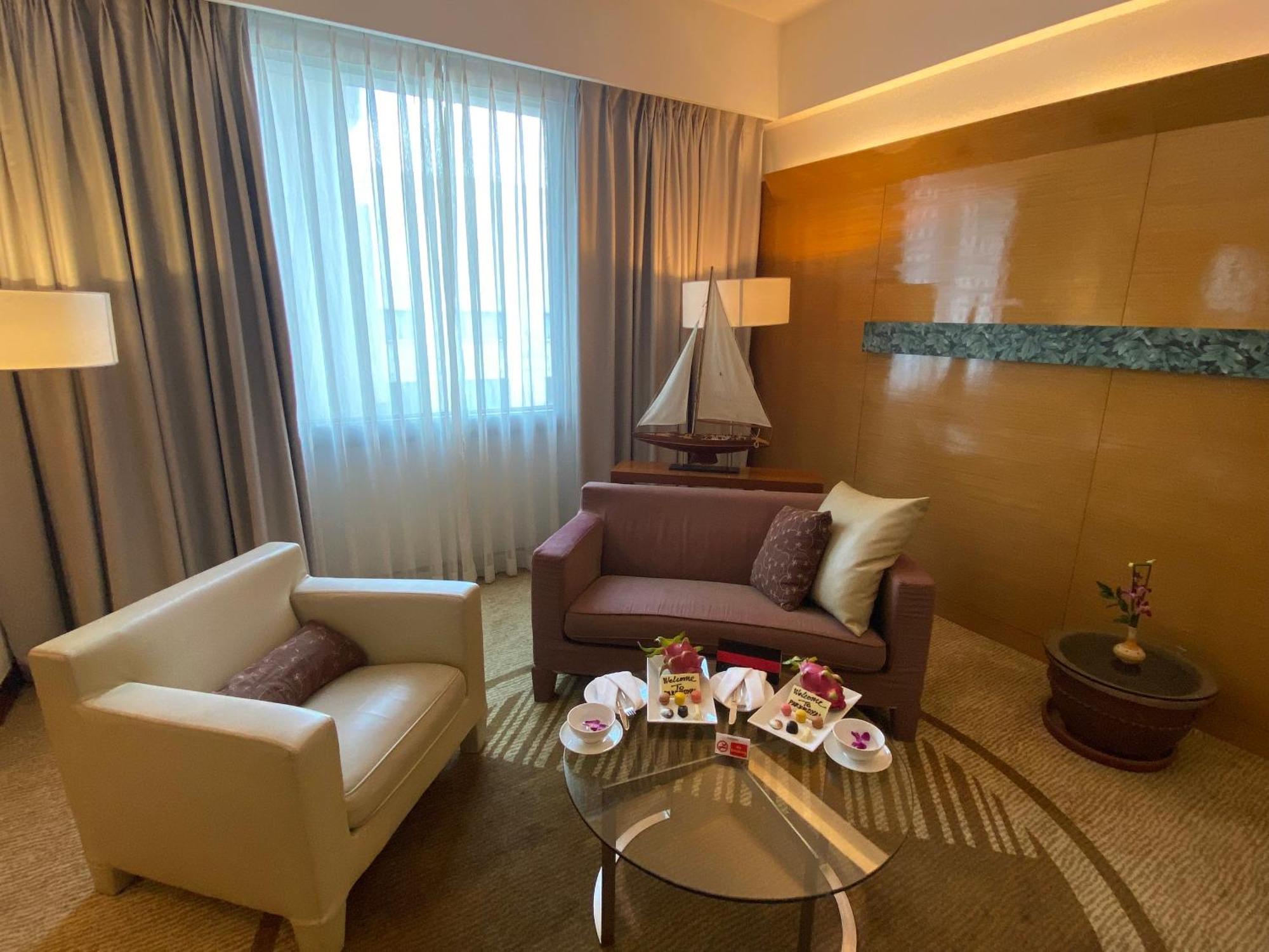 Executive Suite with Free Airport Transfers, 4 Pieces of Laundry Daily and Evening Cocktail