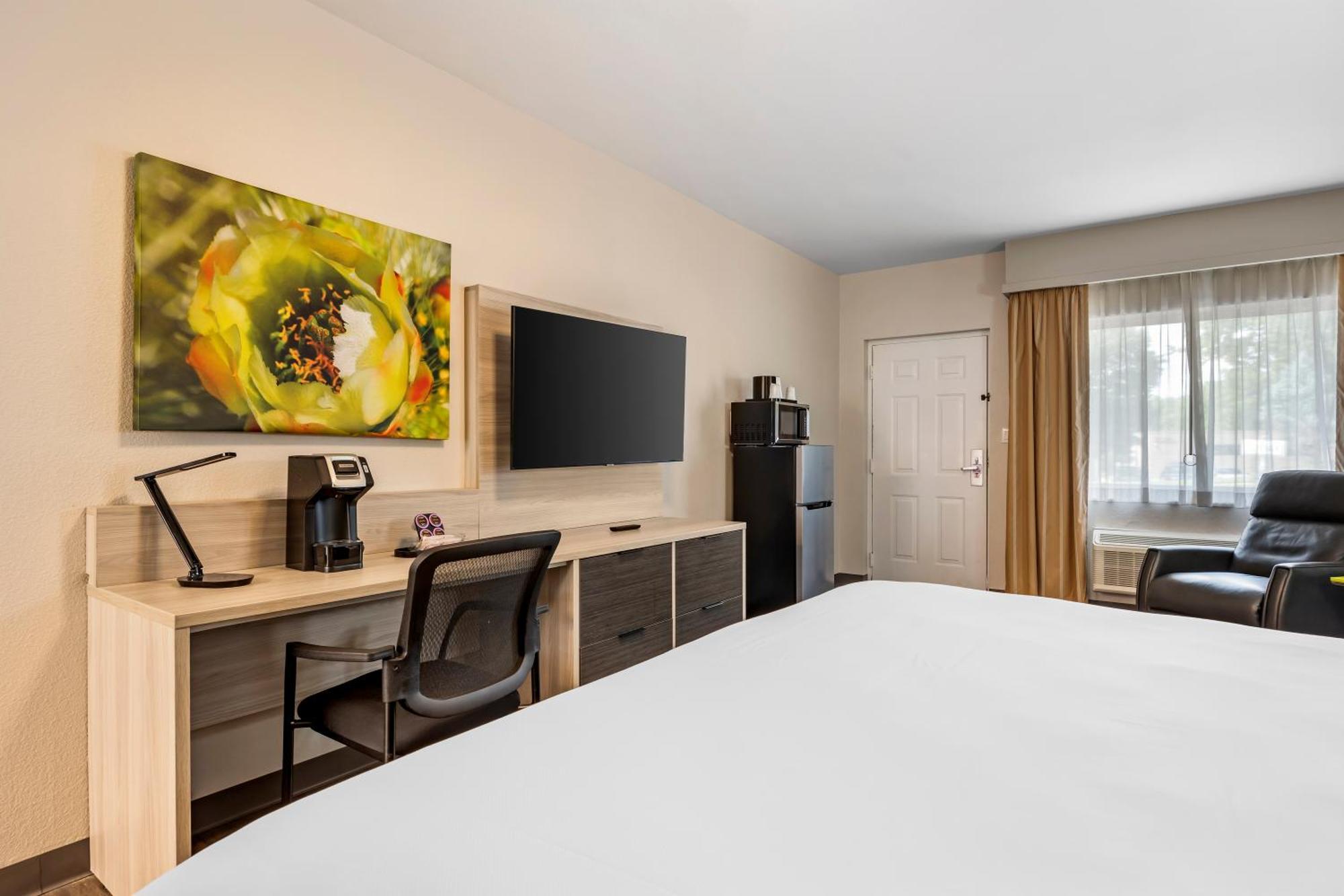 King Room with Tub - Disability Access/Non Smoking/Exterior Corridor