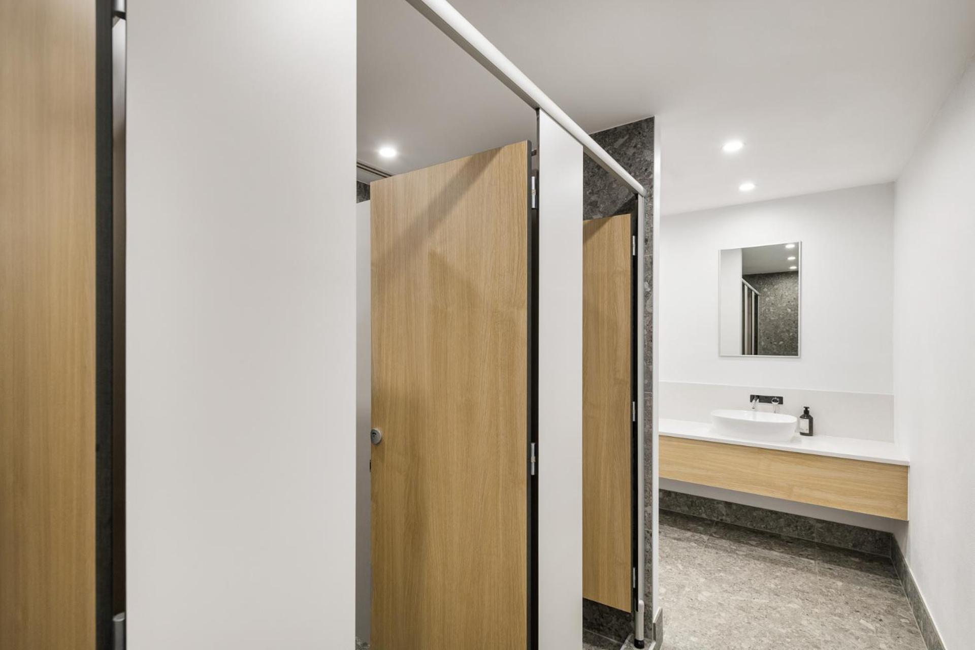 Cama en habitación compartida masculina con 4 camas y baño compartido