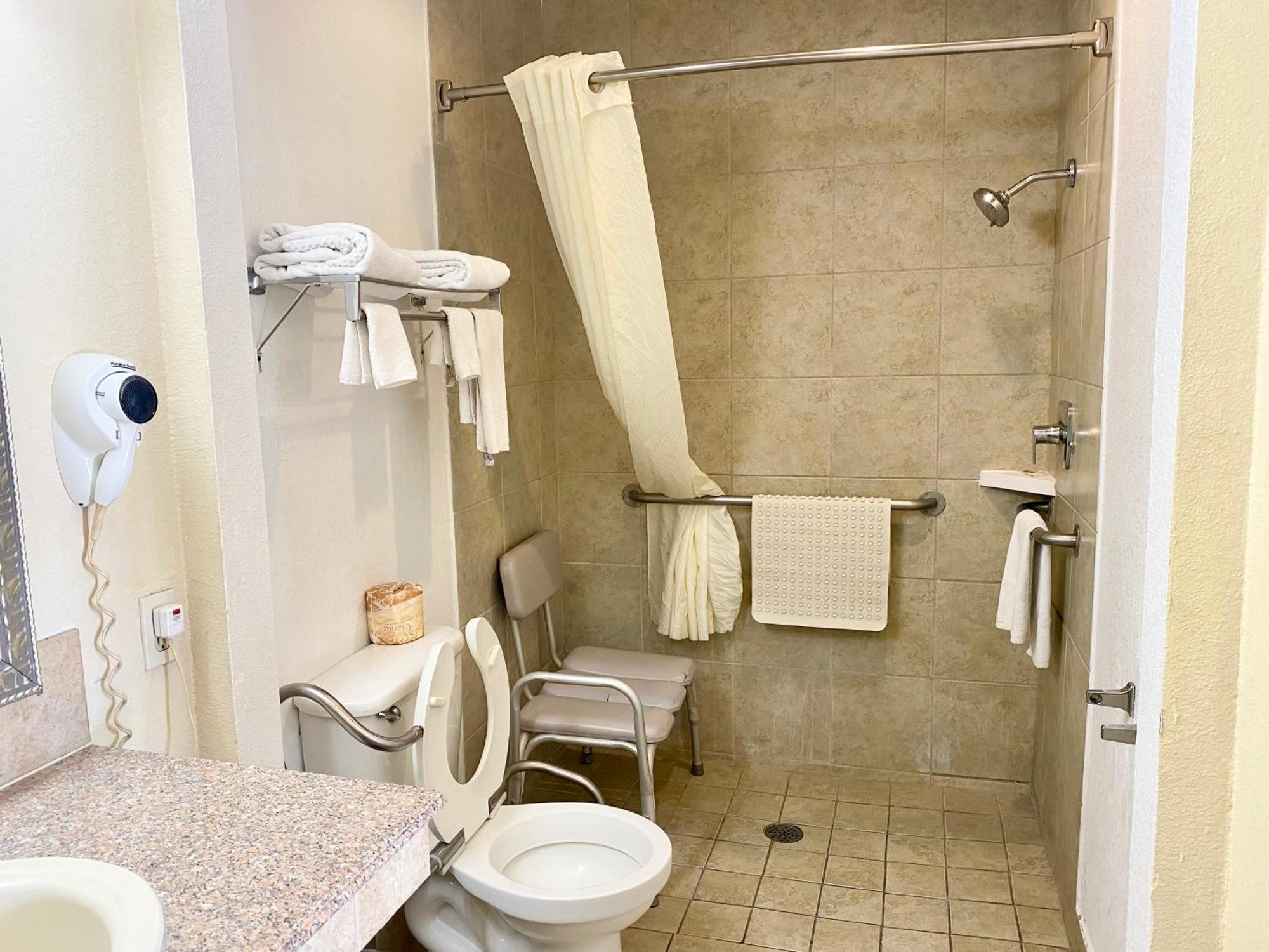 King Room with Roll-in Shower - Mobility Access/Non-Smoking,1616423471:JPEG