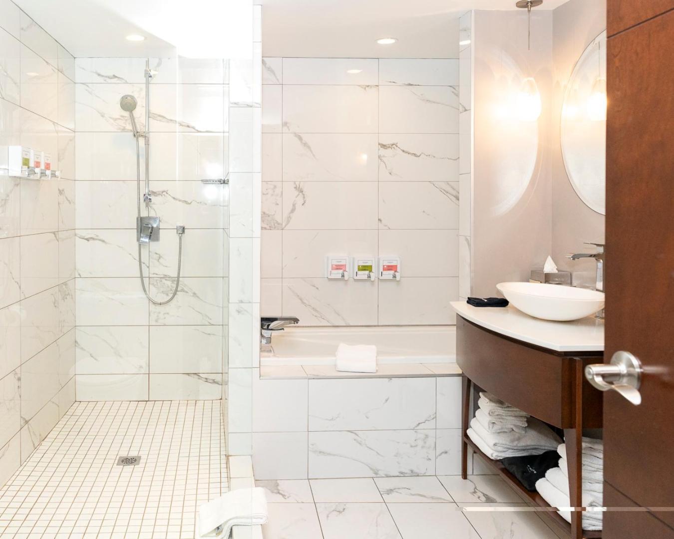 Deluxe Queen Suite,1646334706:JPEG