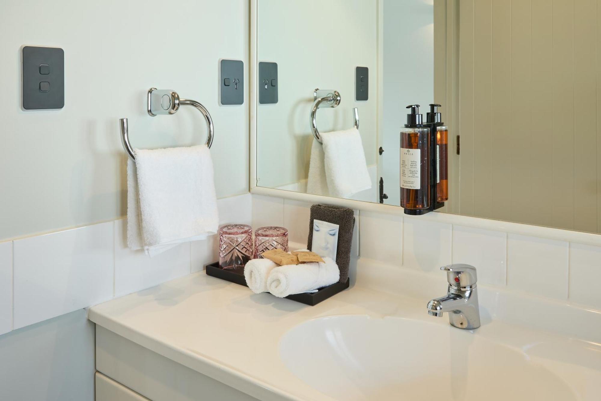 Deluxe One-Bedroom Apartment,1618795075:JPEG