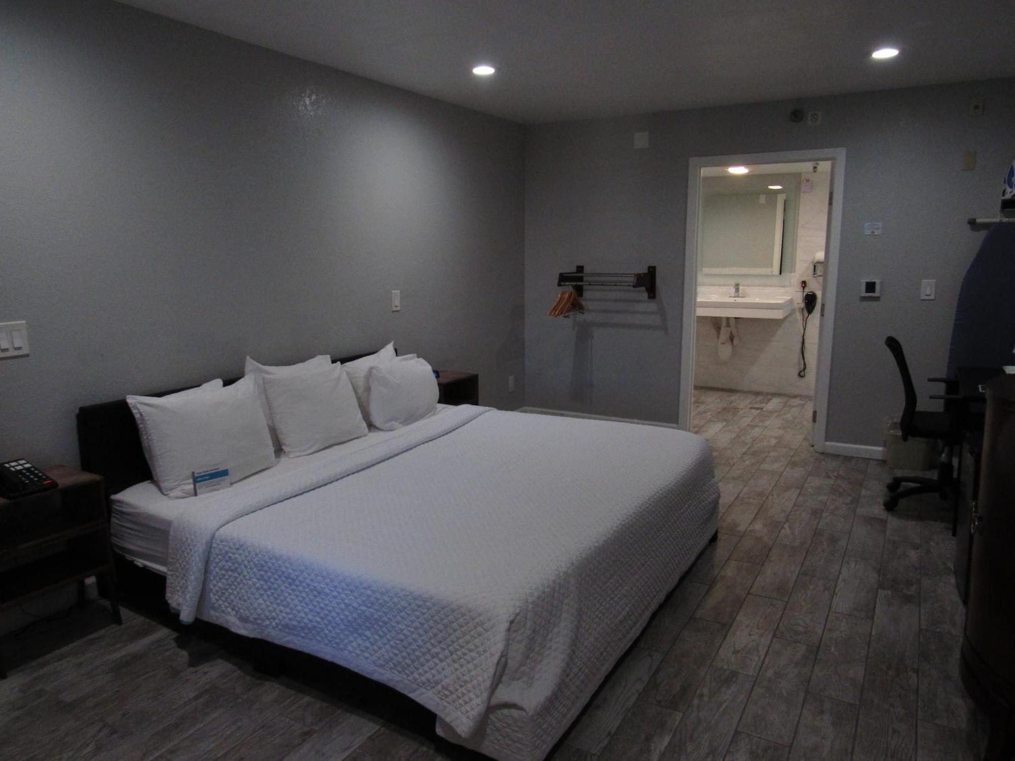Quarto com Cama King-size e Banheiro Acessível - Acessível para Hóspedes com Mobilidade Reduzida - Não Fumantes