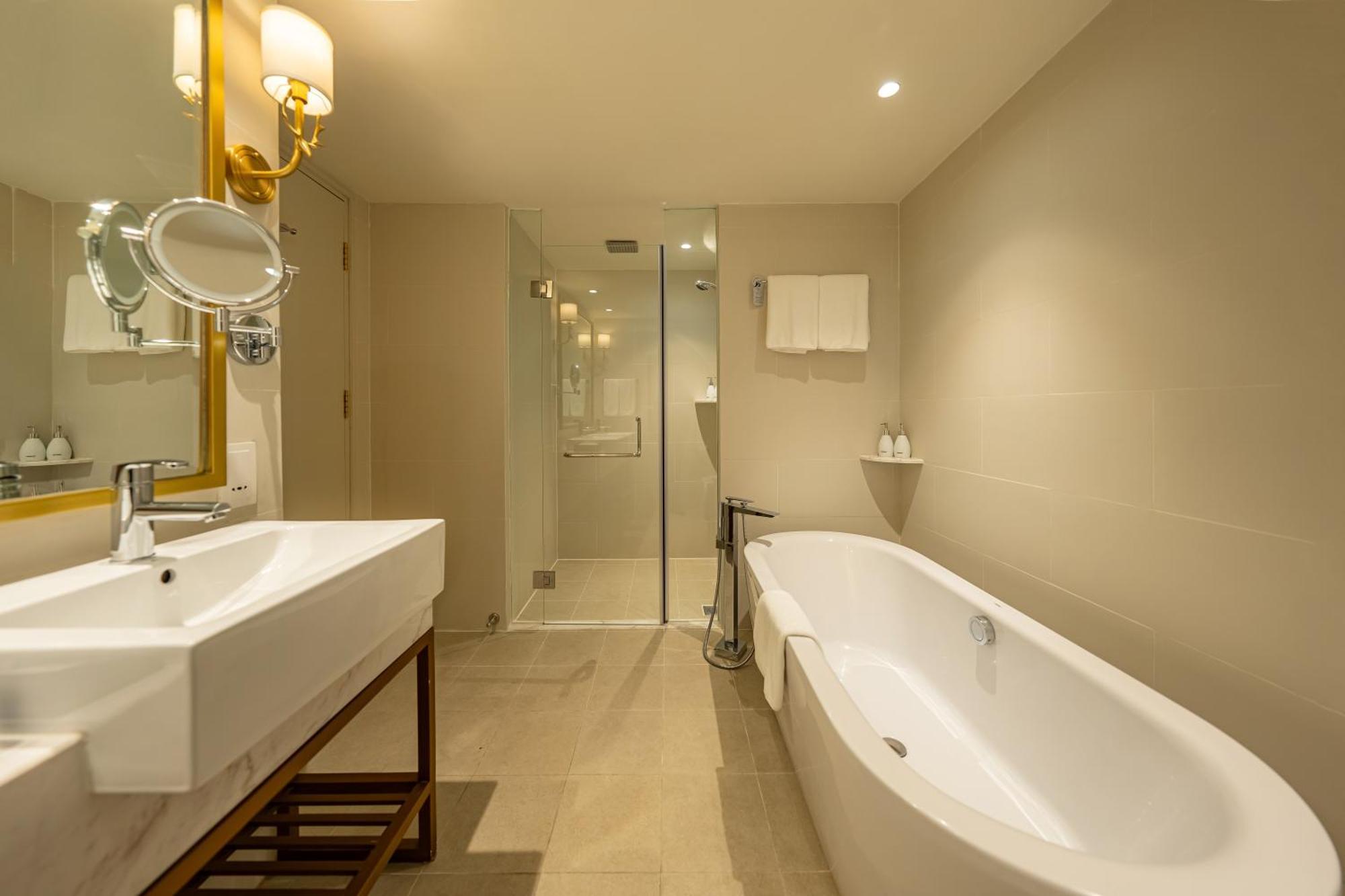 Club Grand Suite with Club Access with Afternoon Tea and Evening Cocktail
