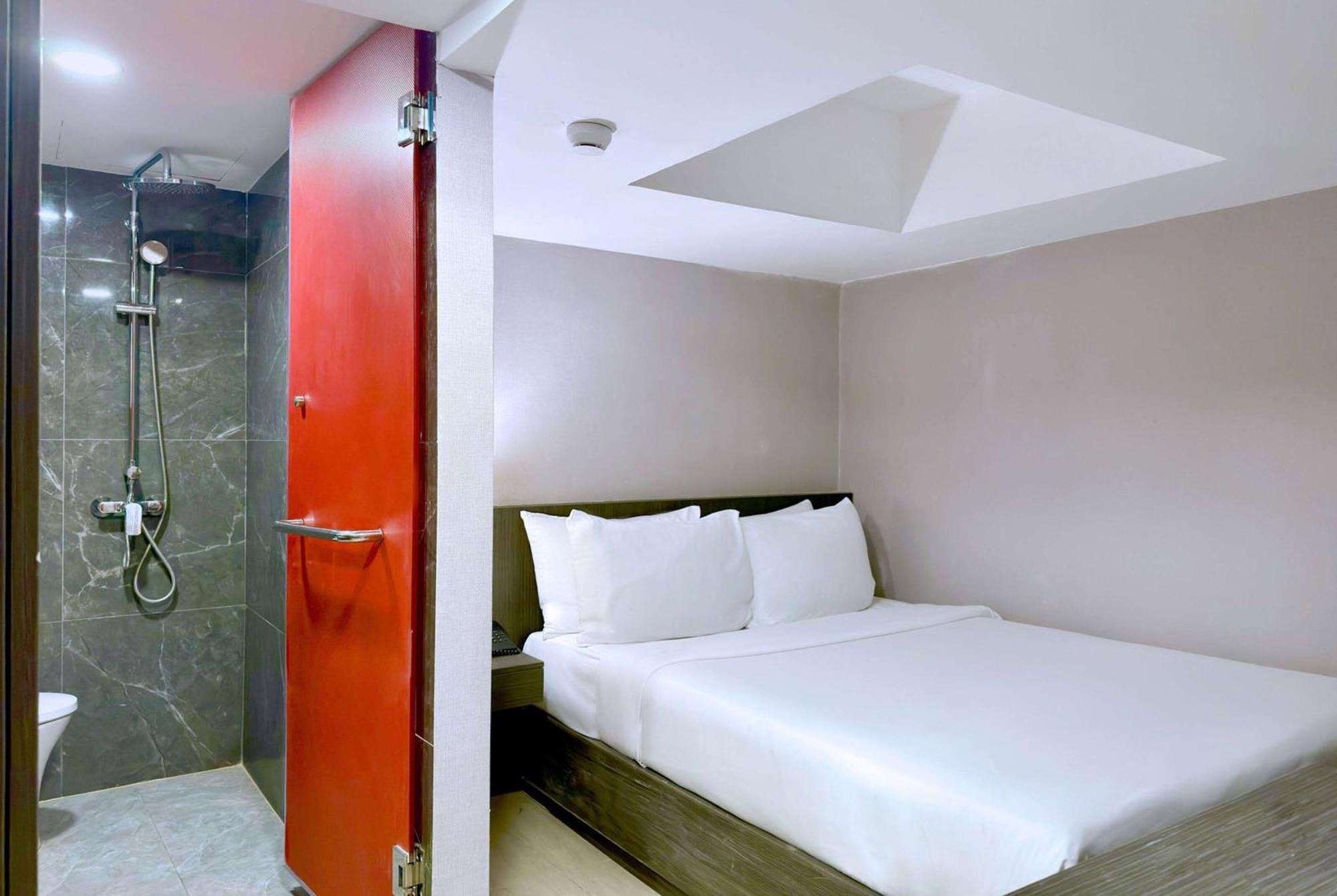 Standard Zimmer mit 1 Queensize-Bett – ohne Fenster – Nichtraucher
