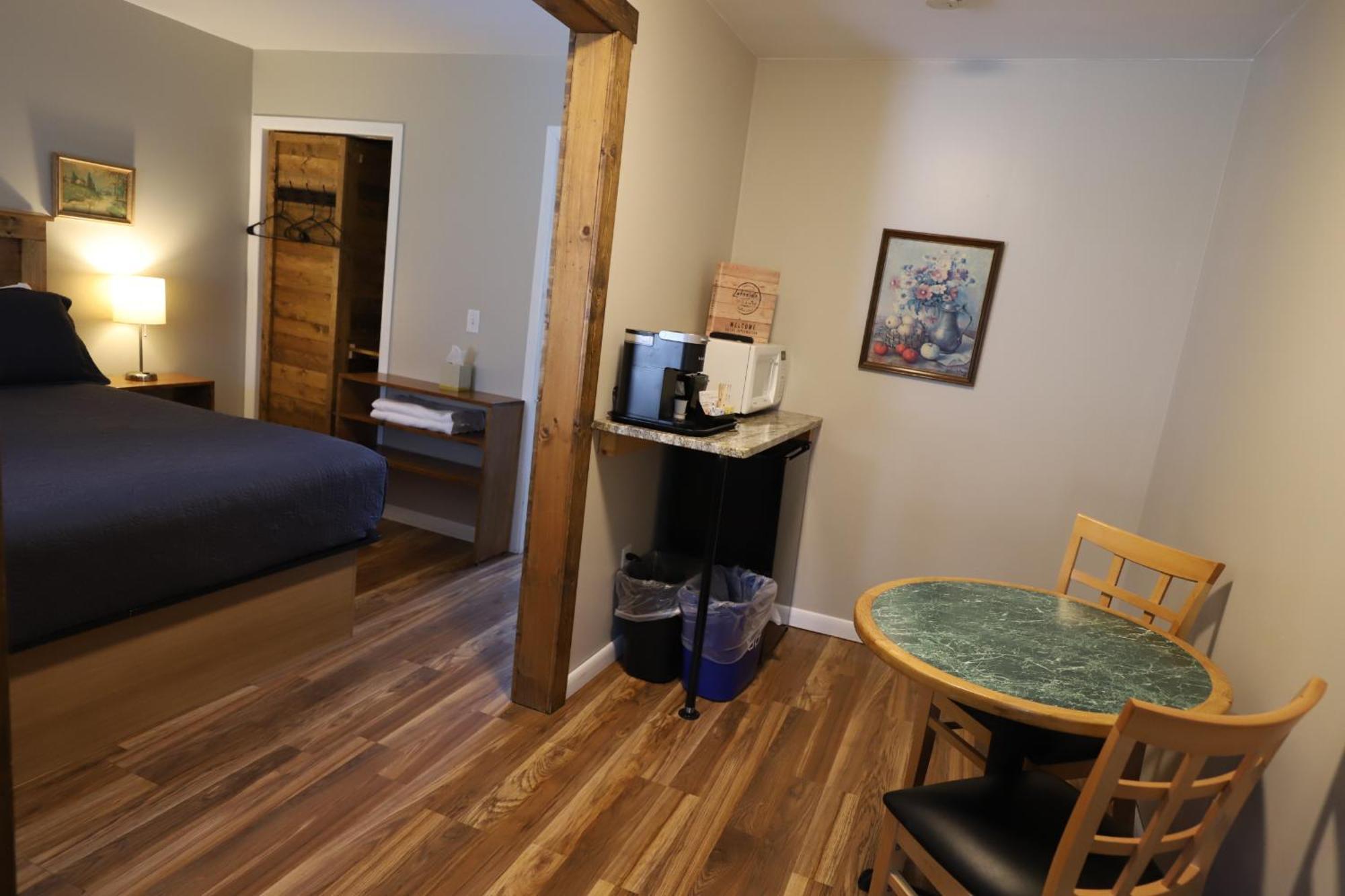 Economy Cabin (1 king)