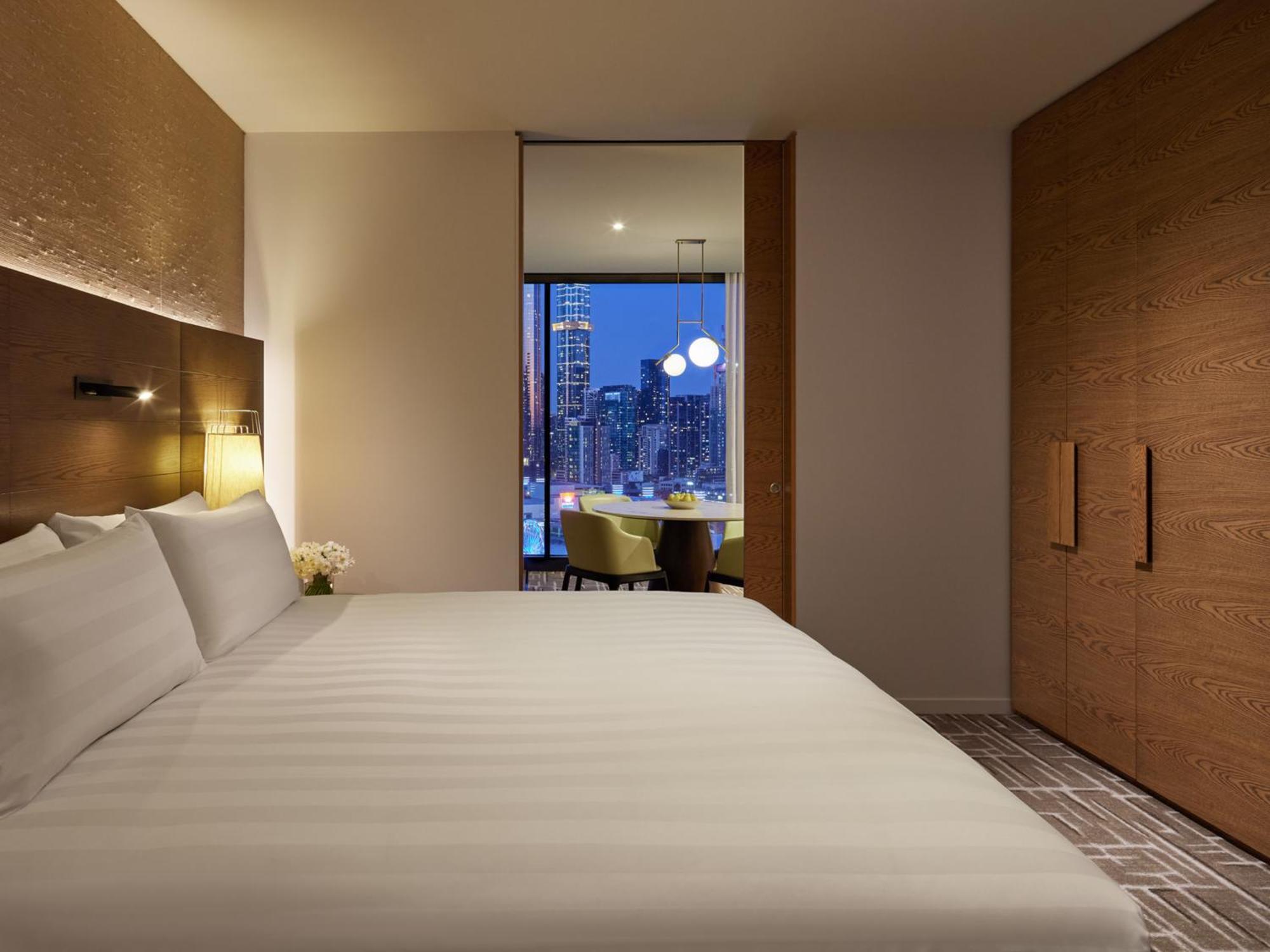 Suite mit zwei Schlafzimmern und Blick auf die Skyline der Stadt