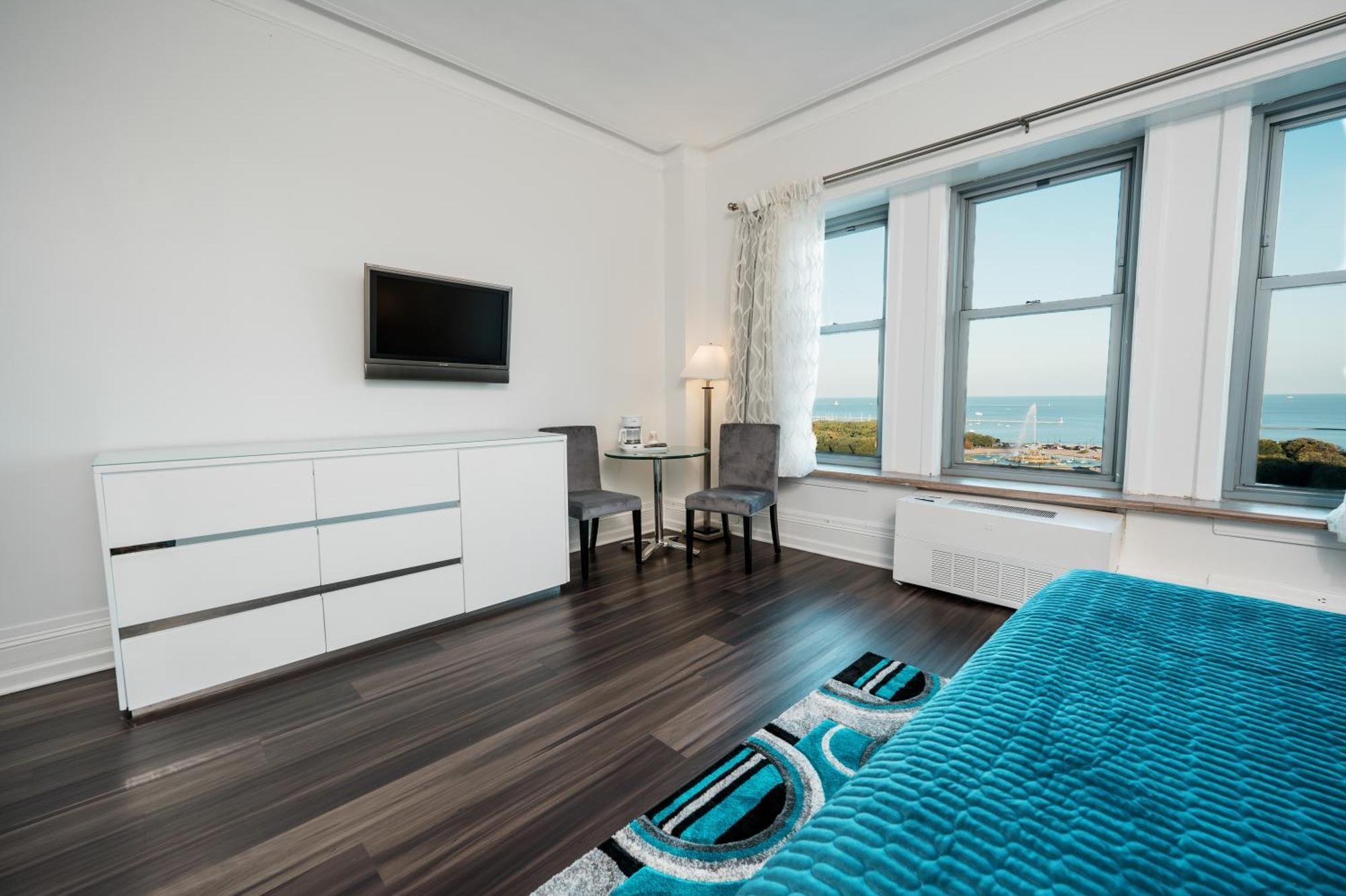 Suite con cama doble grande y vistas al lago