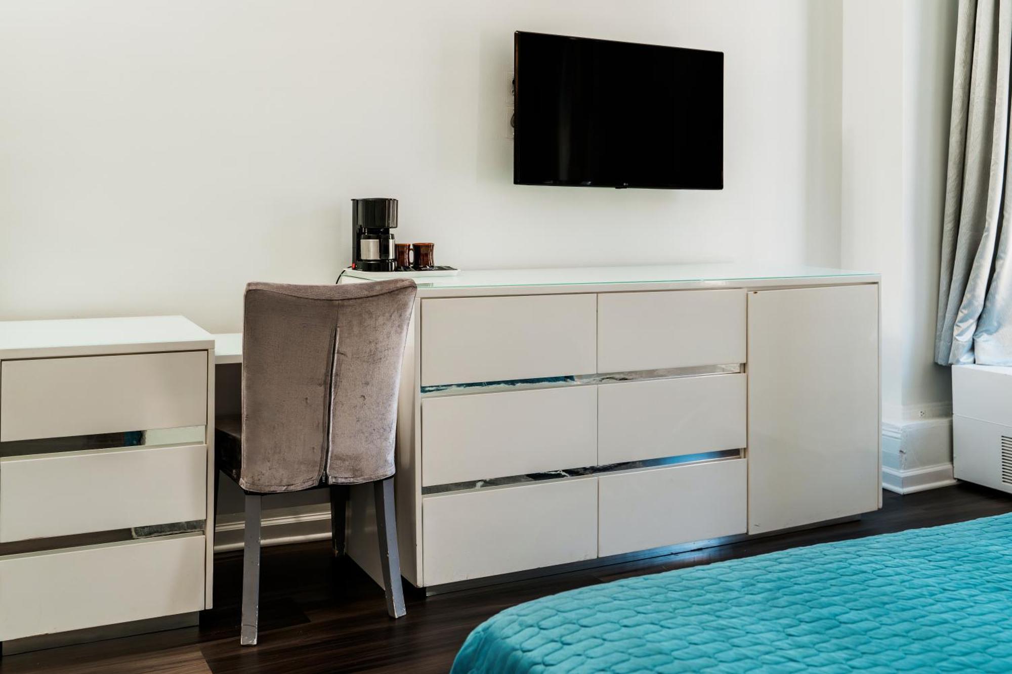 Habitación con cama extragrande.