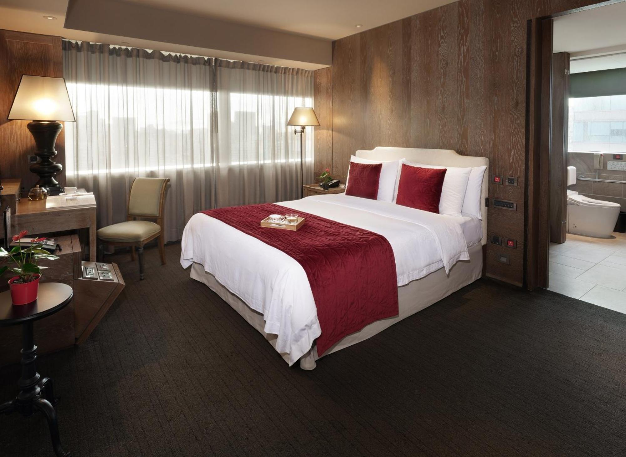 Superior Queen Room Accessible Room