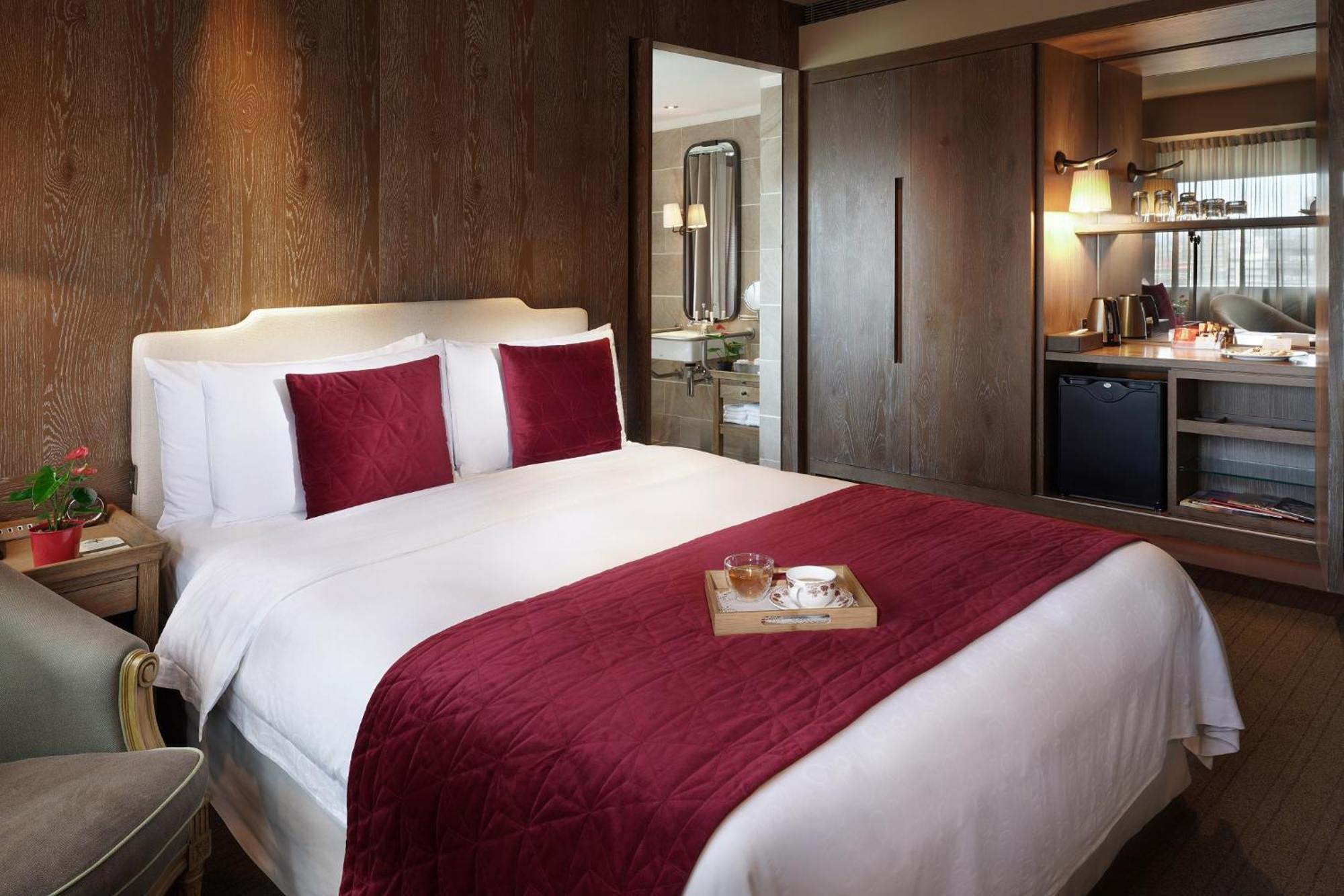 Superior Queen Room Accessible Room