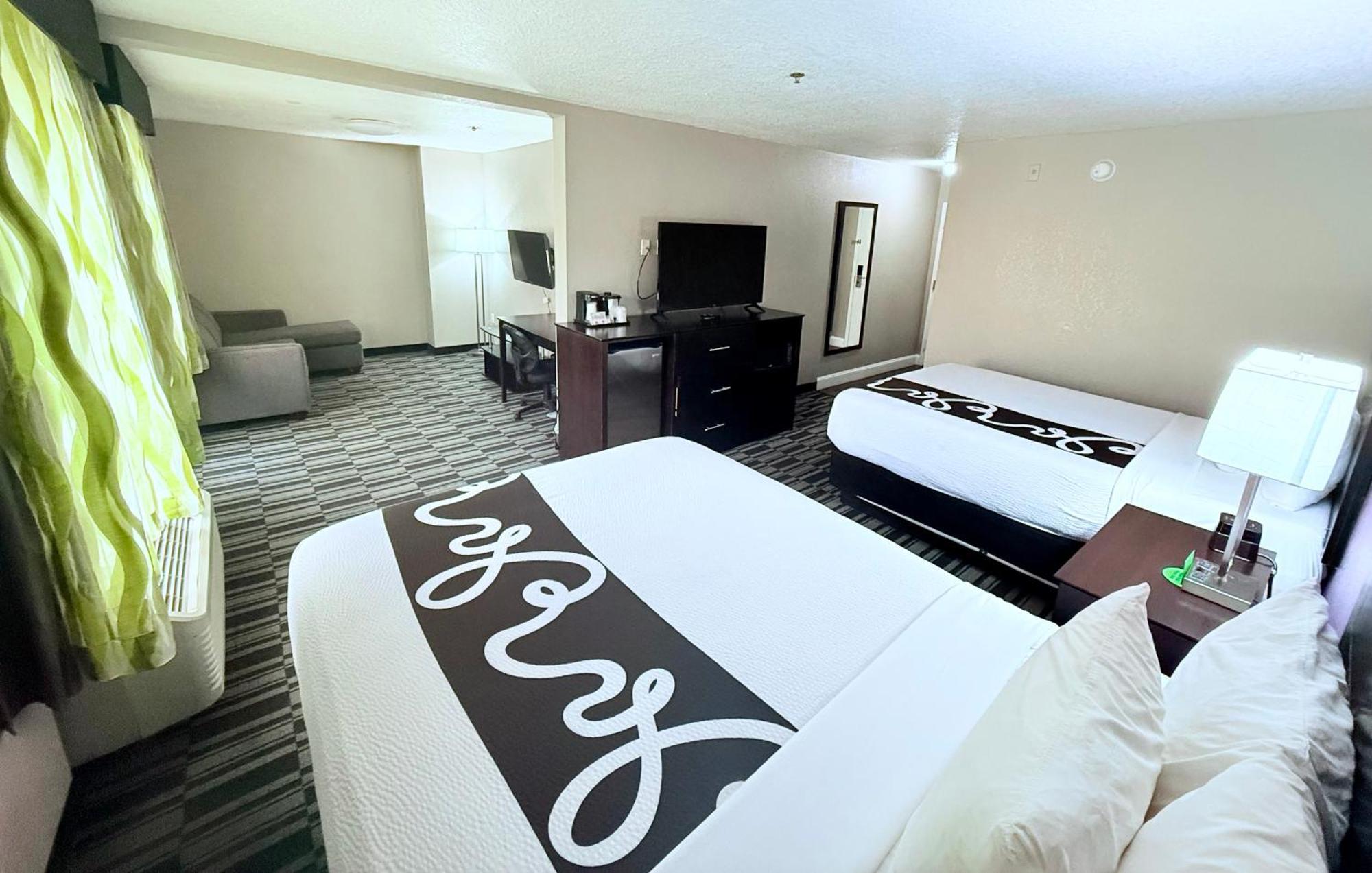 Deluxe Queen Room with Two Queen Beds - Non-Smoking,1642318897:JPEG