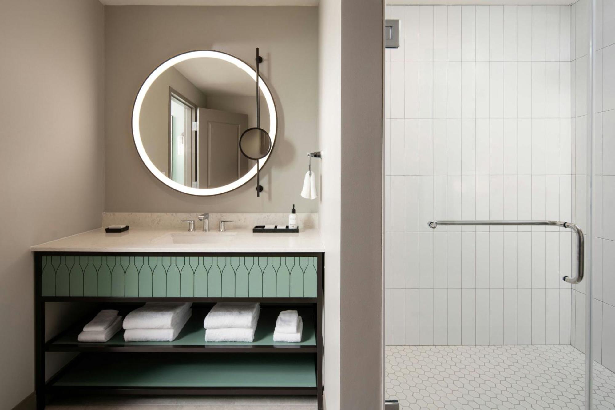 Classic King Room Bathtub Mobility Accessible
