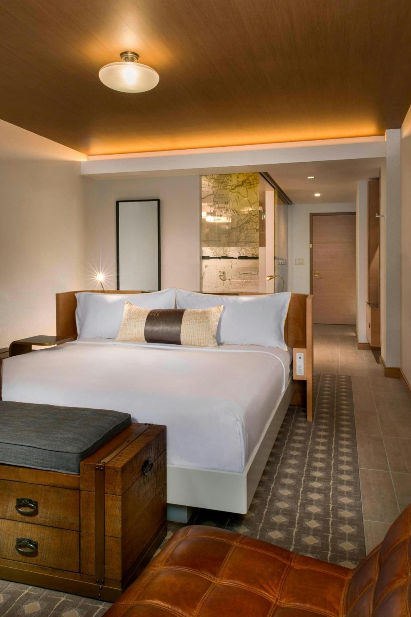 Deluxe King Room Water View
