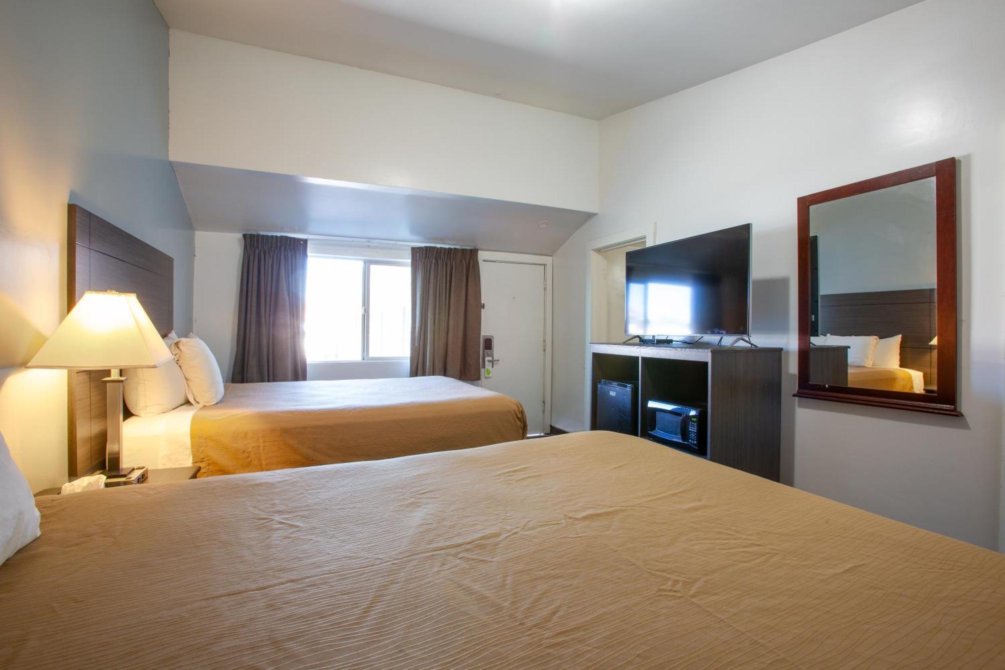 Queen Room with Three Queen Beds - Non-Smoking,1654261214:JPEG