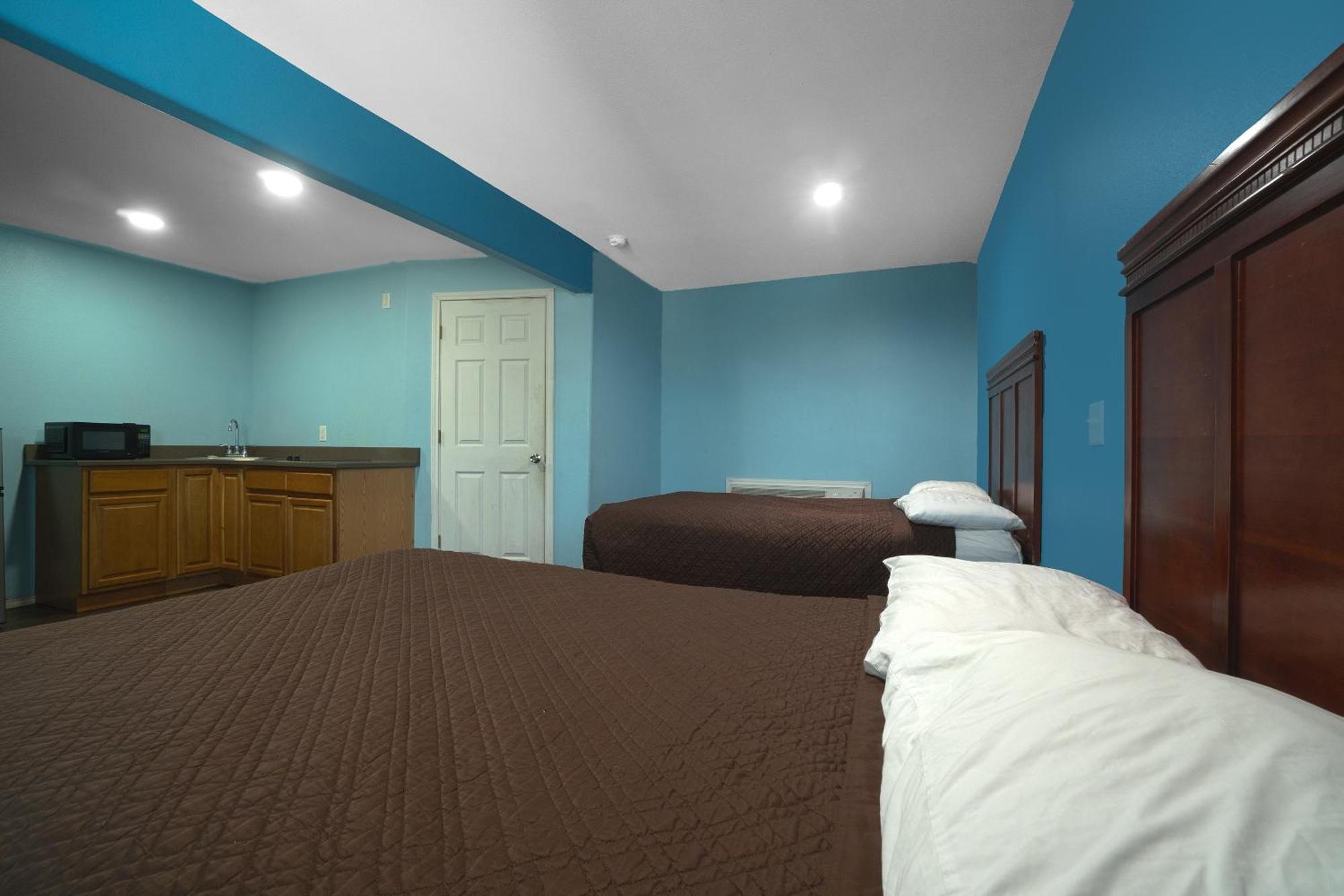 2 Full Beds with Kitchenette