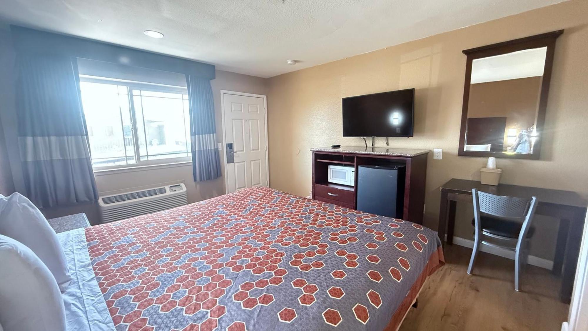King Room with Roll-In Shower - Disability Access,1658759592:JPEG