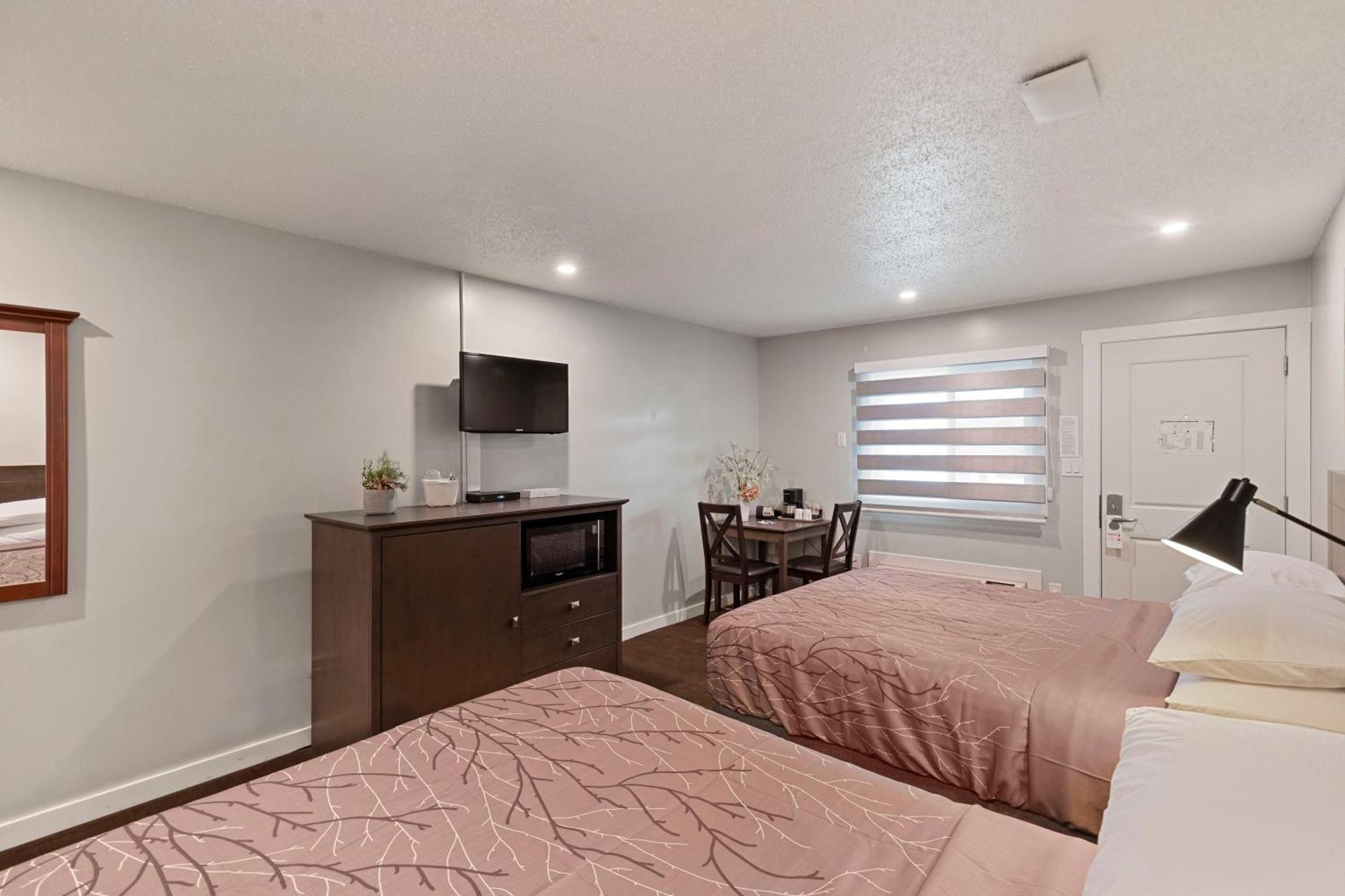 Family Room,1660301258:JPEG