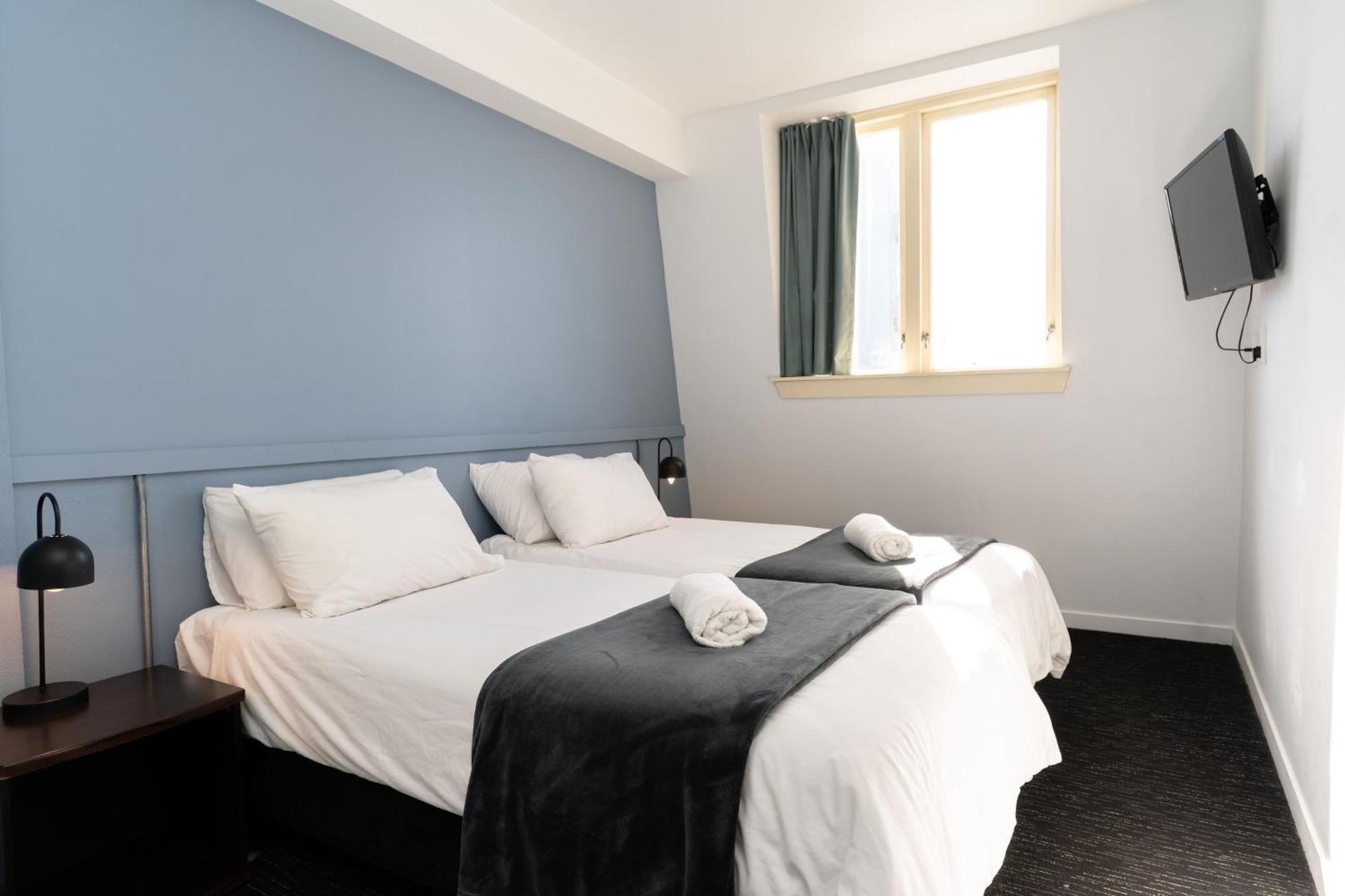 Tweepersoonskamer met 2 Aparte Bedden en Gedeelde Badkamer
