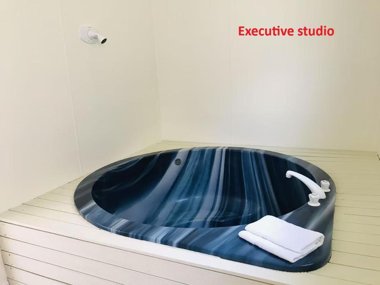 Executive Studio with Hot Tub,1676760055:JPEG
