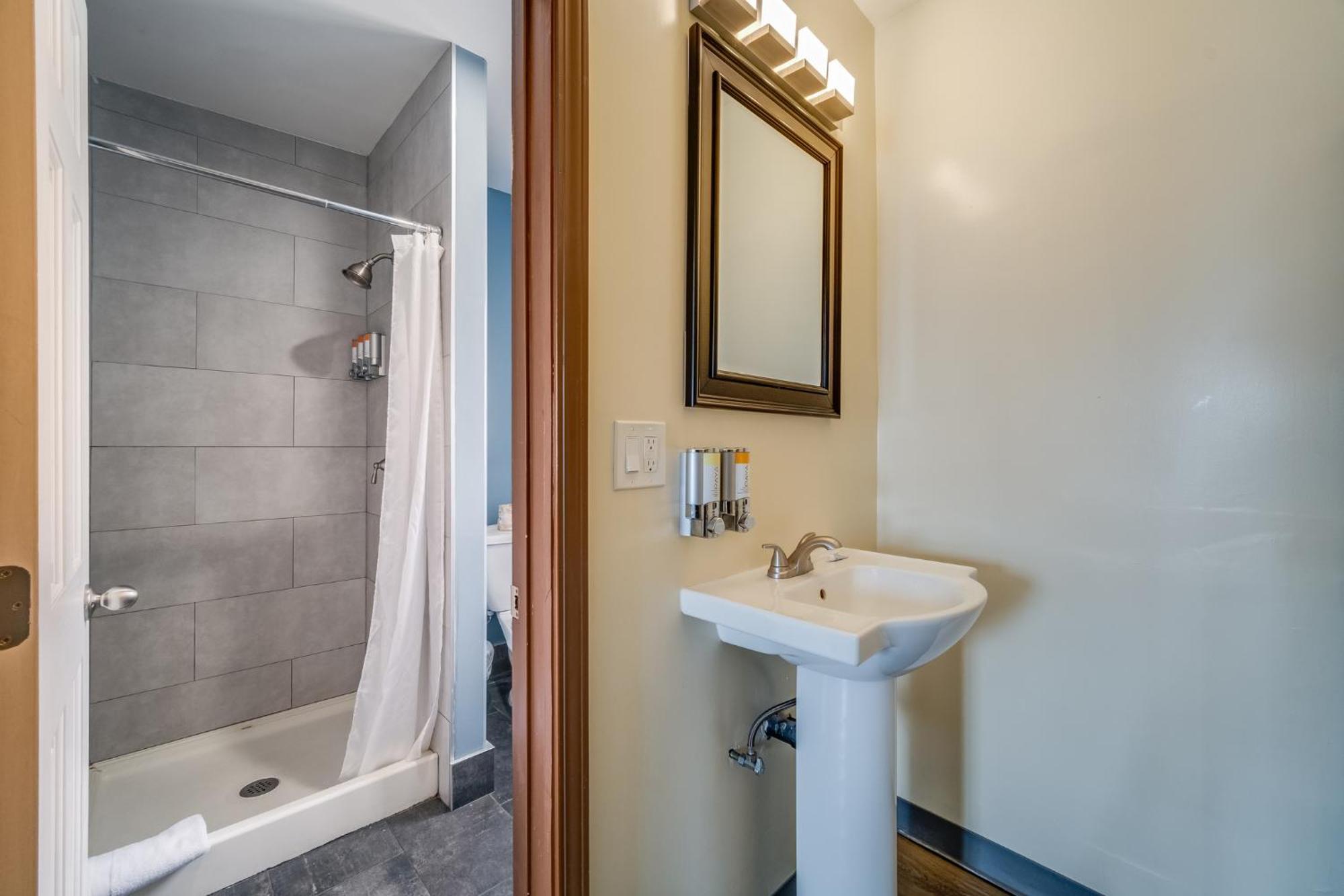 Habitación con cama grande