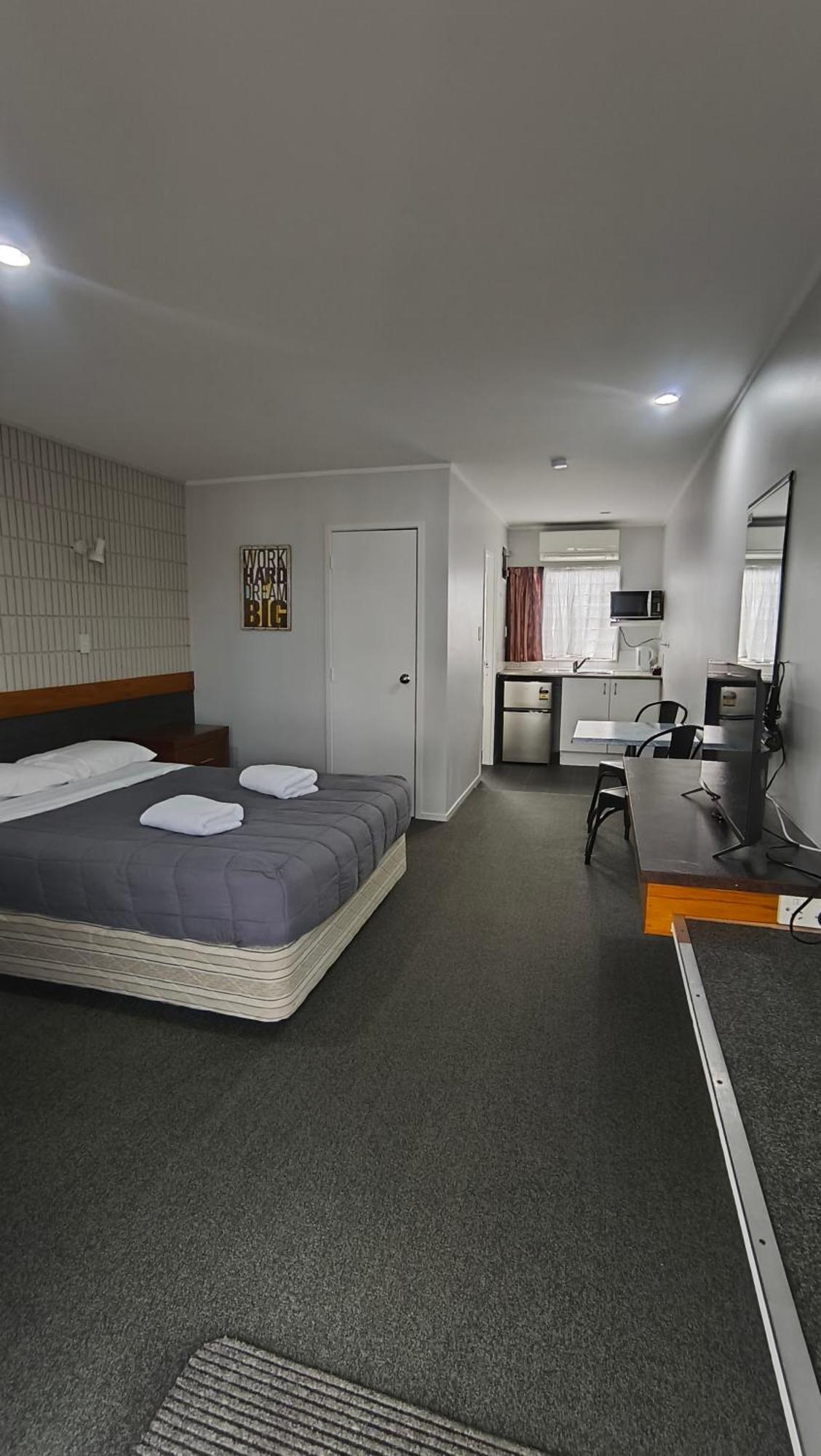 Studio,1680266659:JPEG