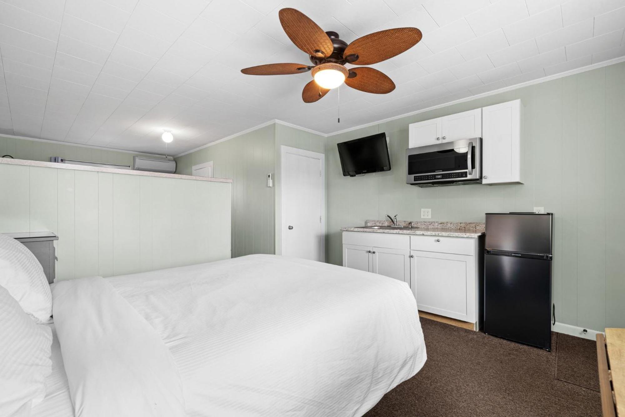 One Queen and Two Single Beds- Family Friendly Kitchenette,1680665488:JPEG