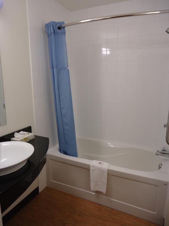 Chambre Lit King-Size - Accessible aux Personnes à Mobilité Réduite