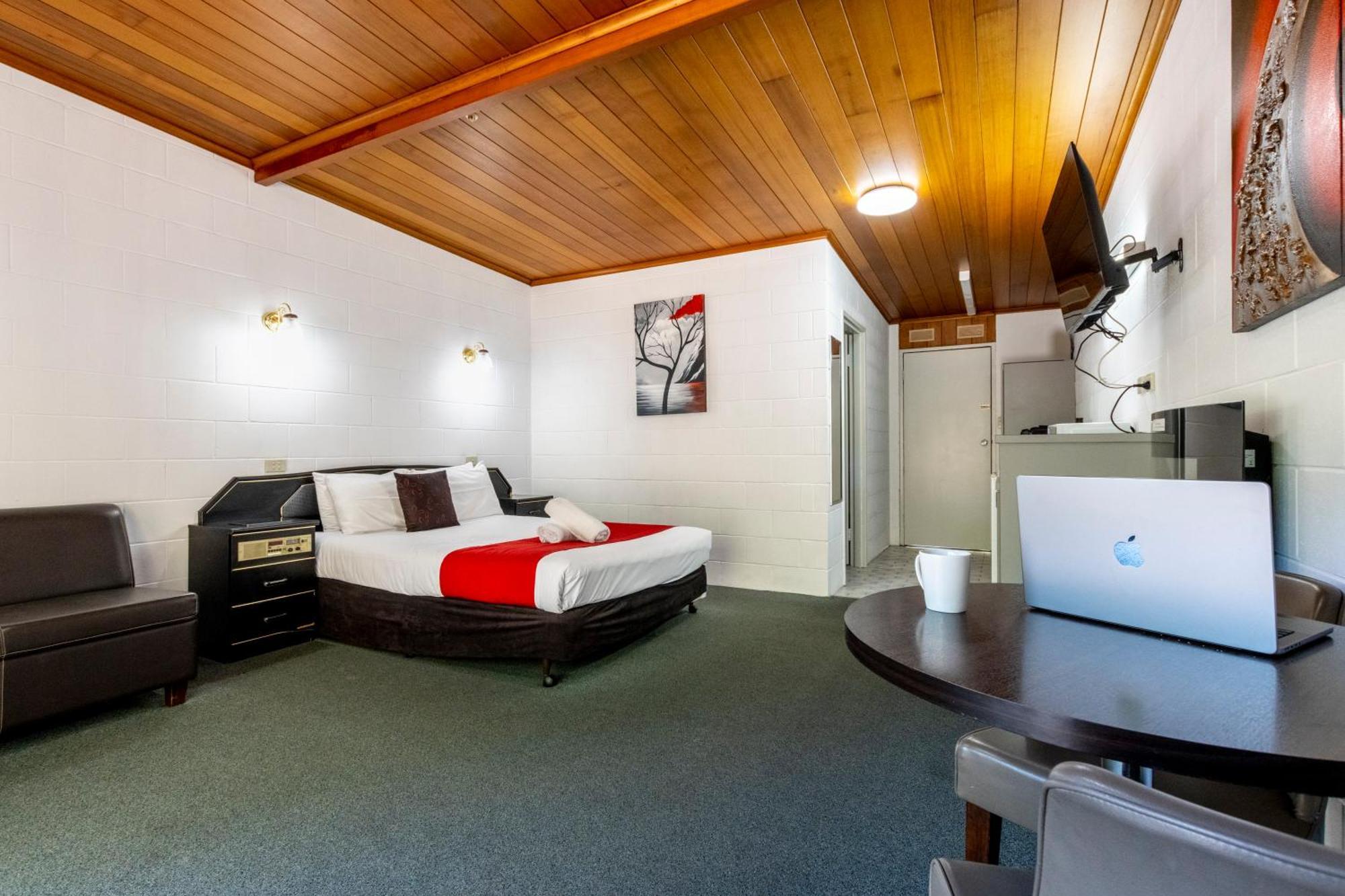 Superior Queen Motel Room Bath